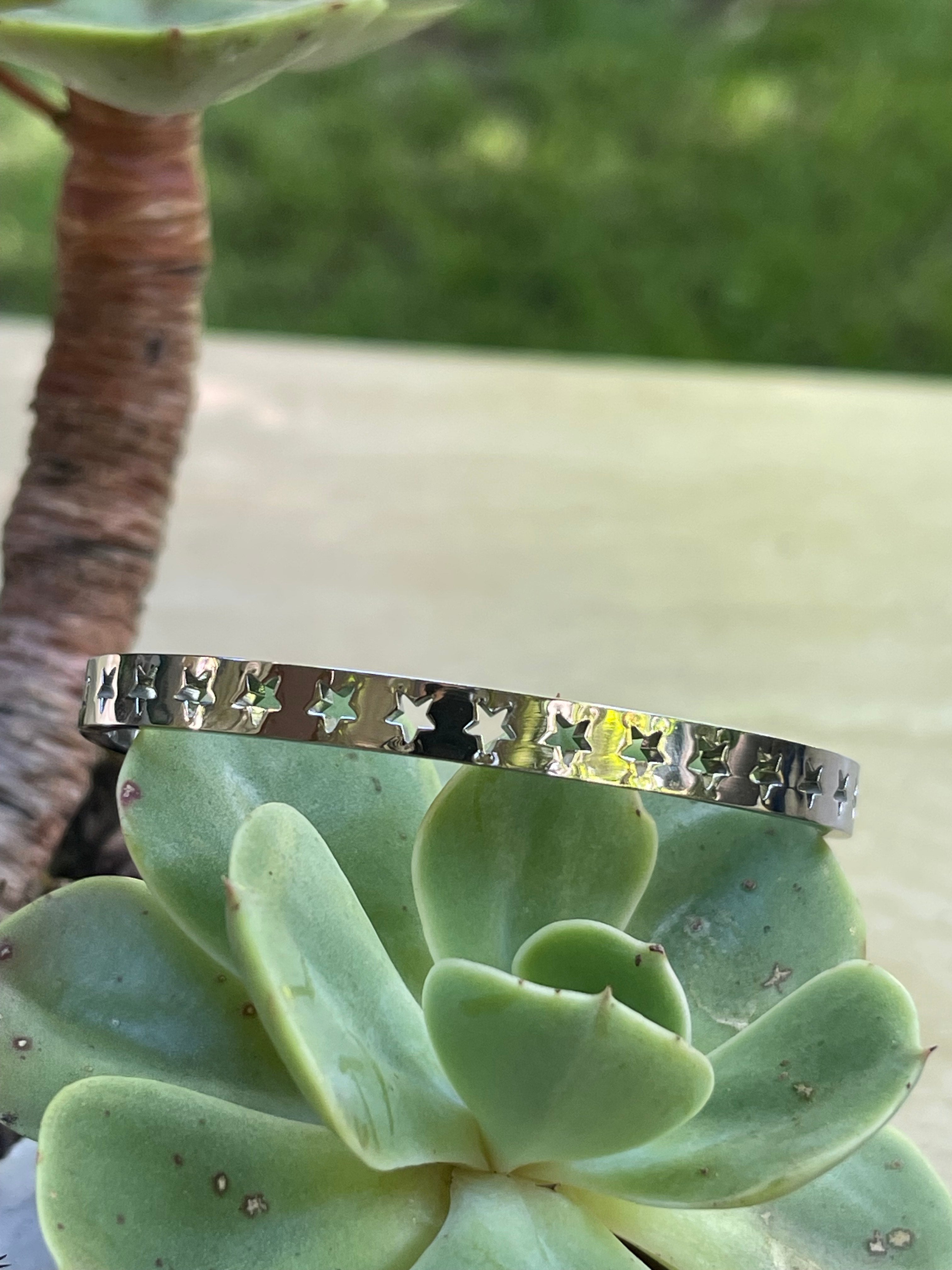 Pulsera Hippie Chic en acero inoxidable plateado y precioso calado de estrellas.