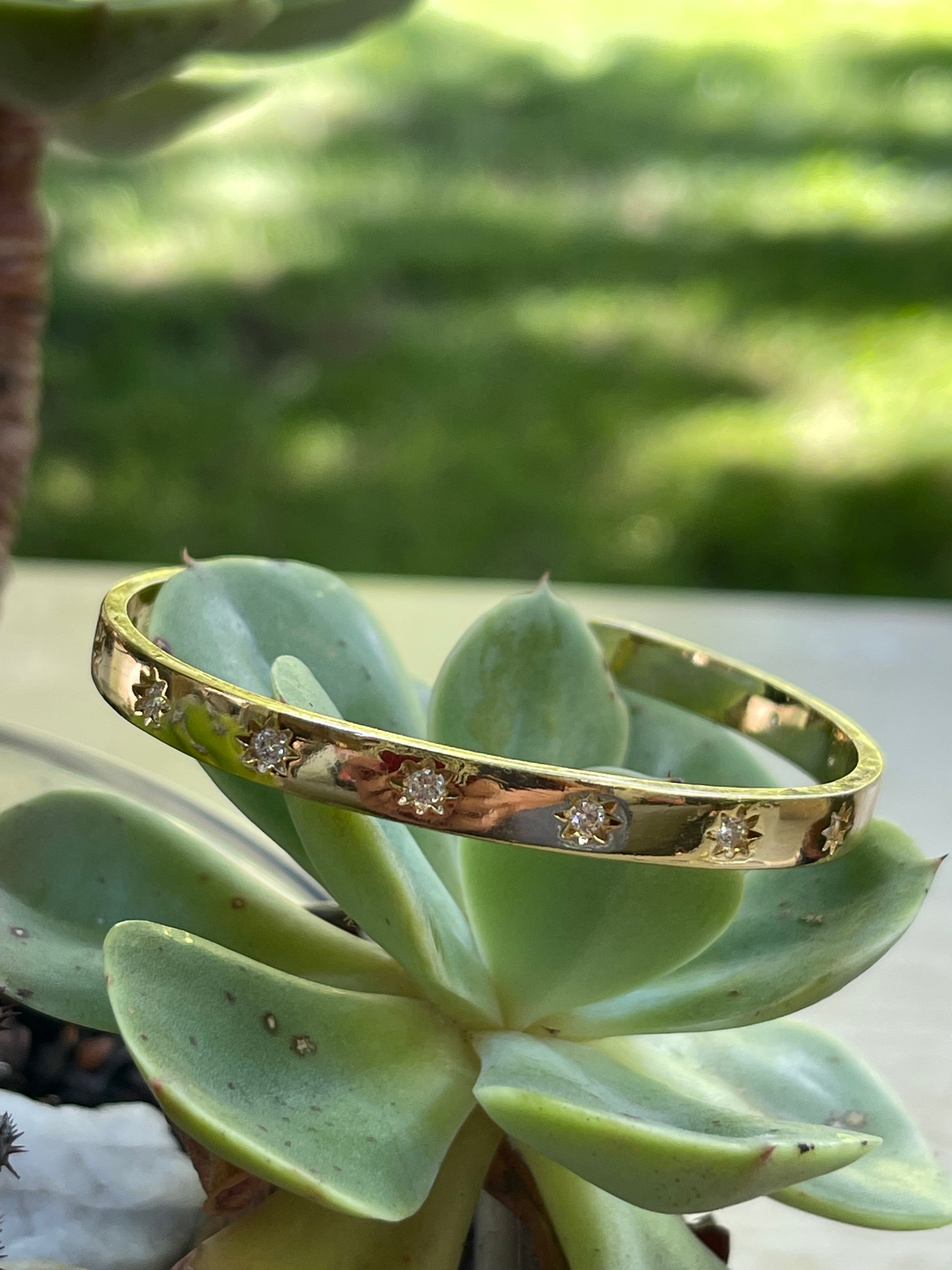 Pulsera Hippie Chic dorada y preciosos circones de estrella.