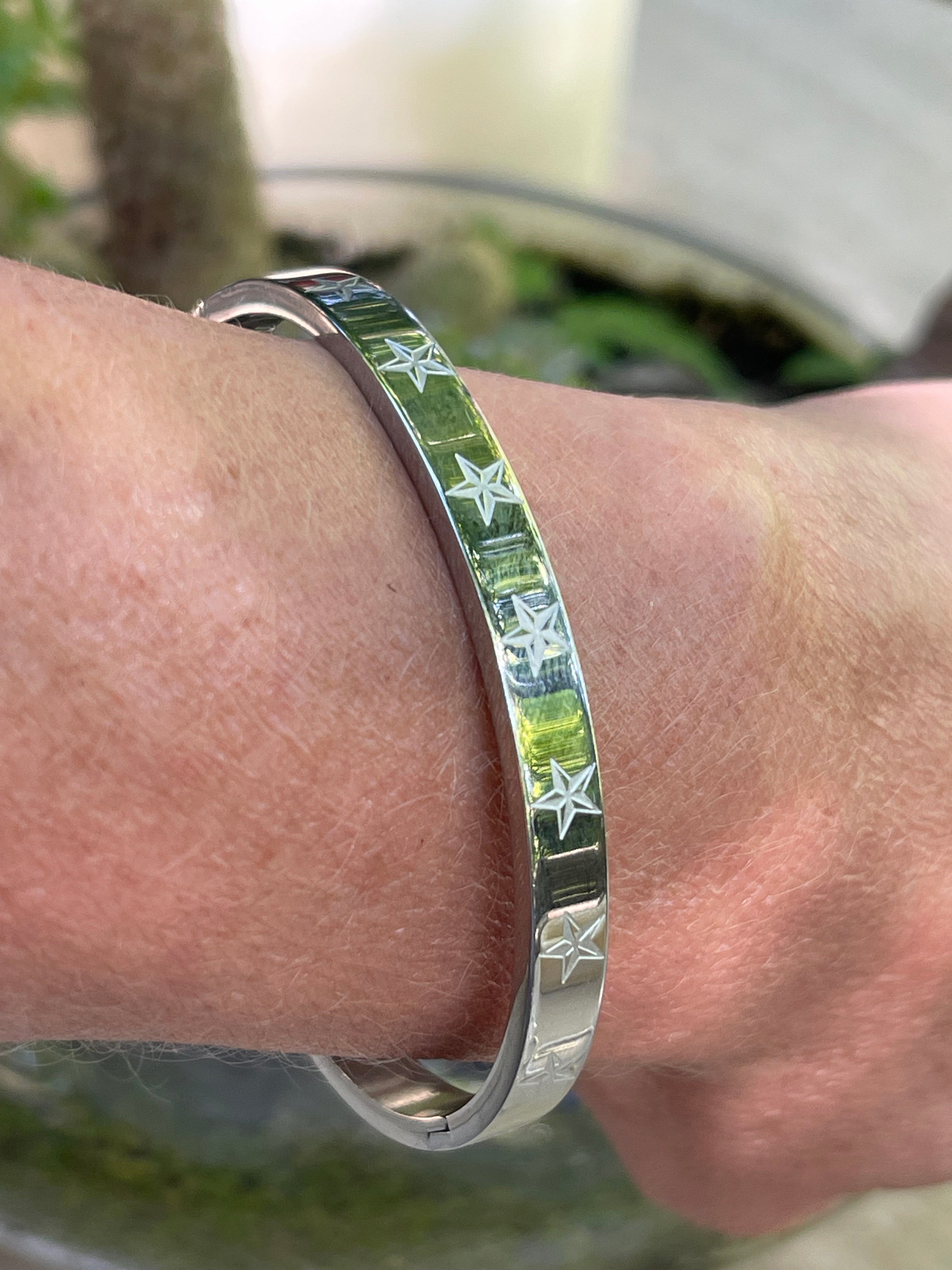 Pulsera Hippie Chic en acero inoxidable plateado y elegantes estrellas precaladas.