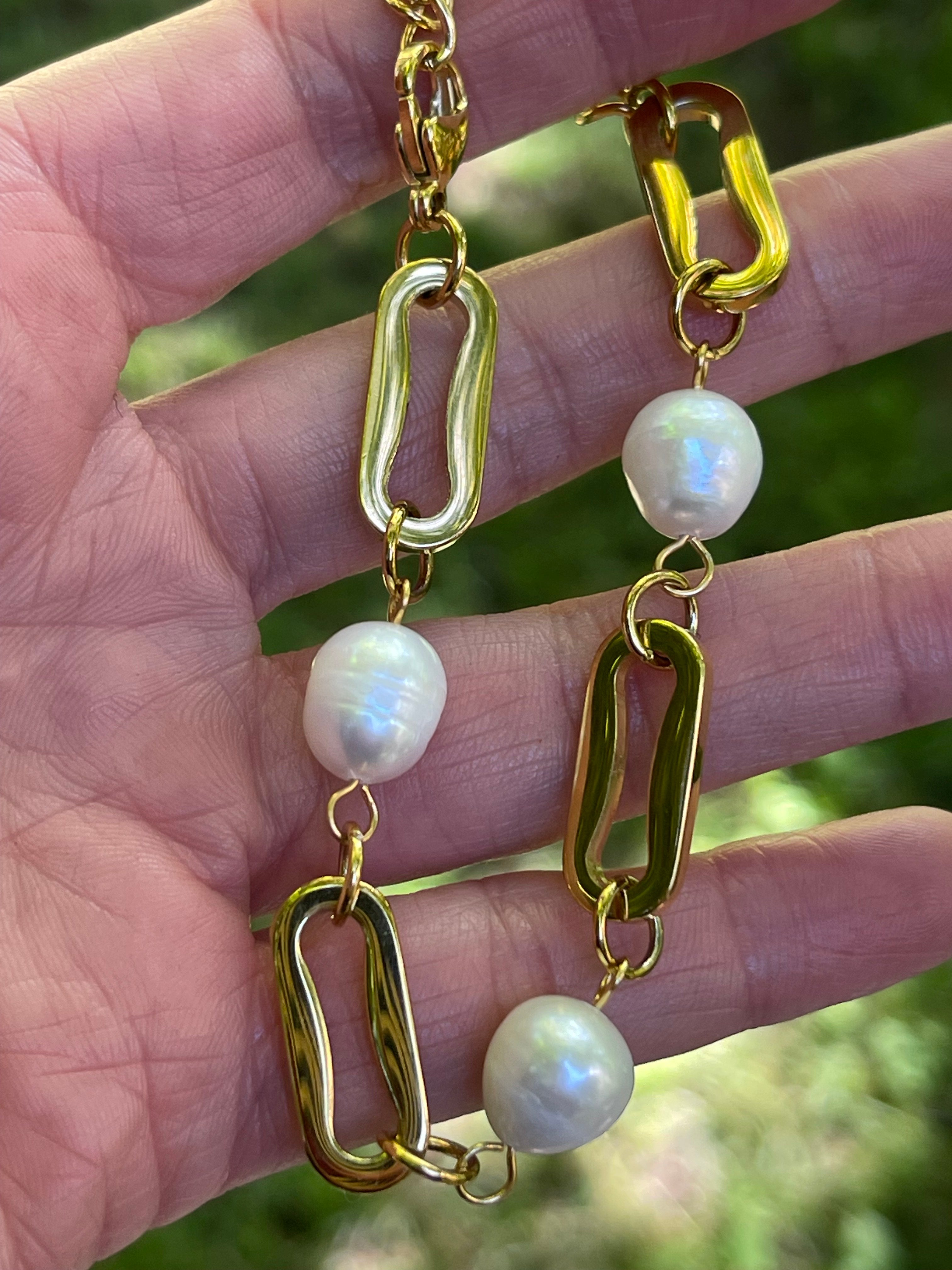 Pulsera Hippie Chic acero inoxidable dorado de eslabones gruesos, con perlas naturales de agua dulce