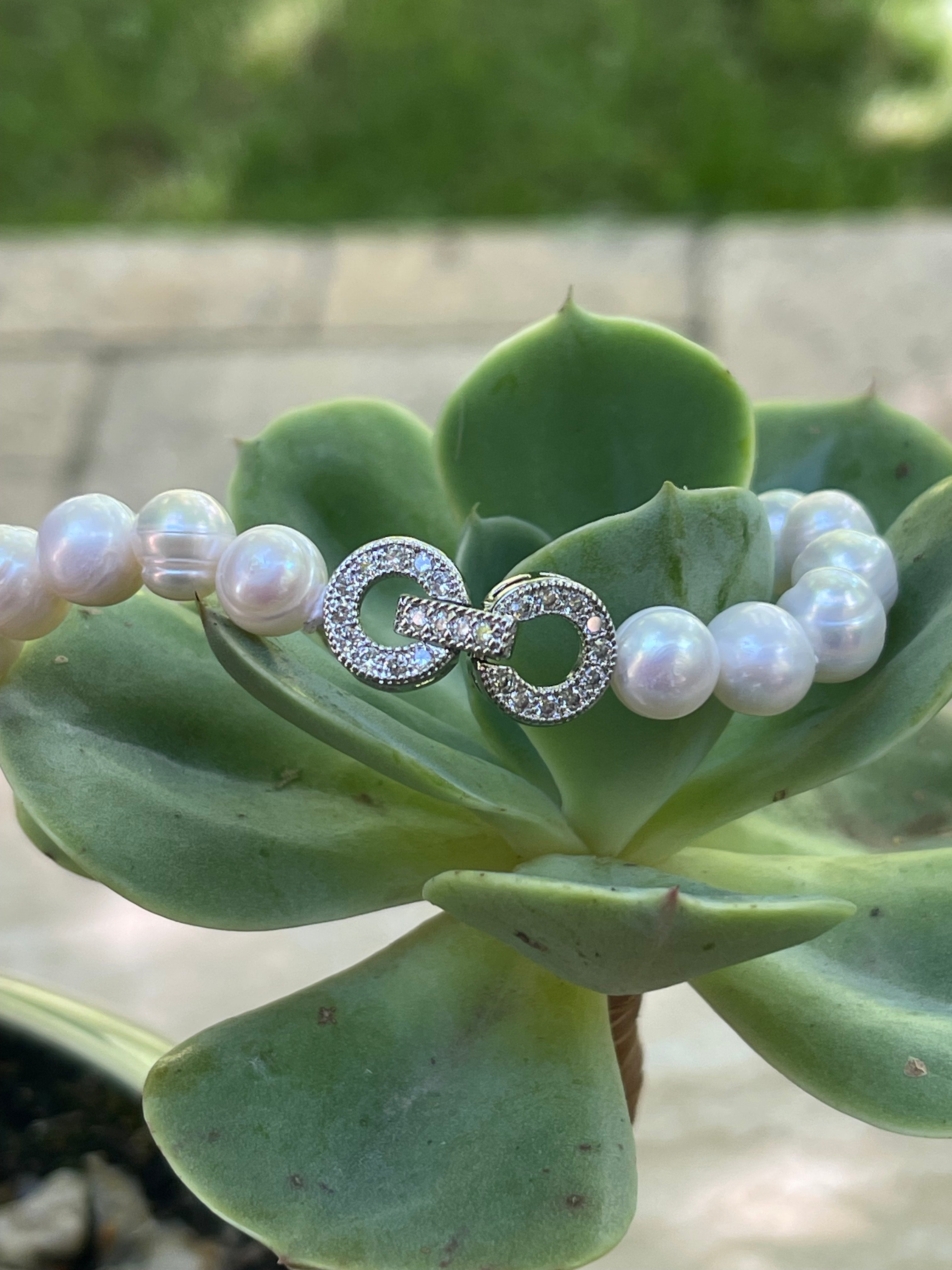 Pulsera Hippie Chic de perlas naturales blancas, bañada en plata y elegante broche de circones