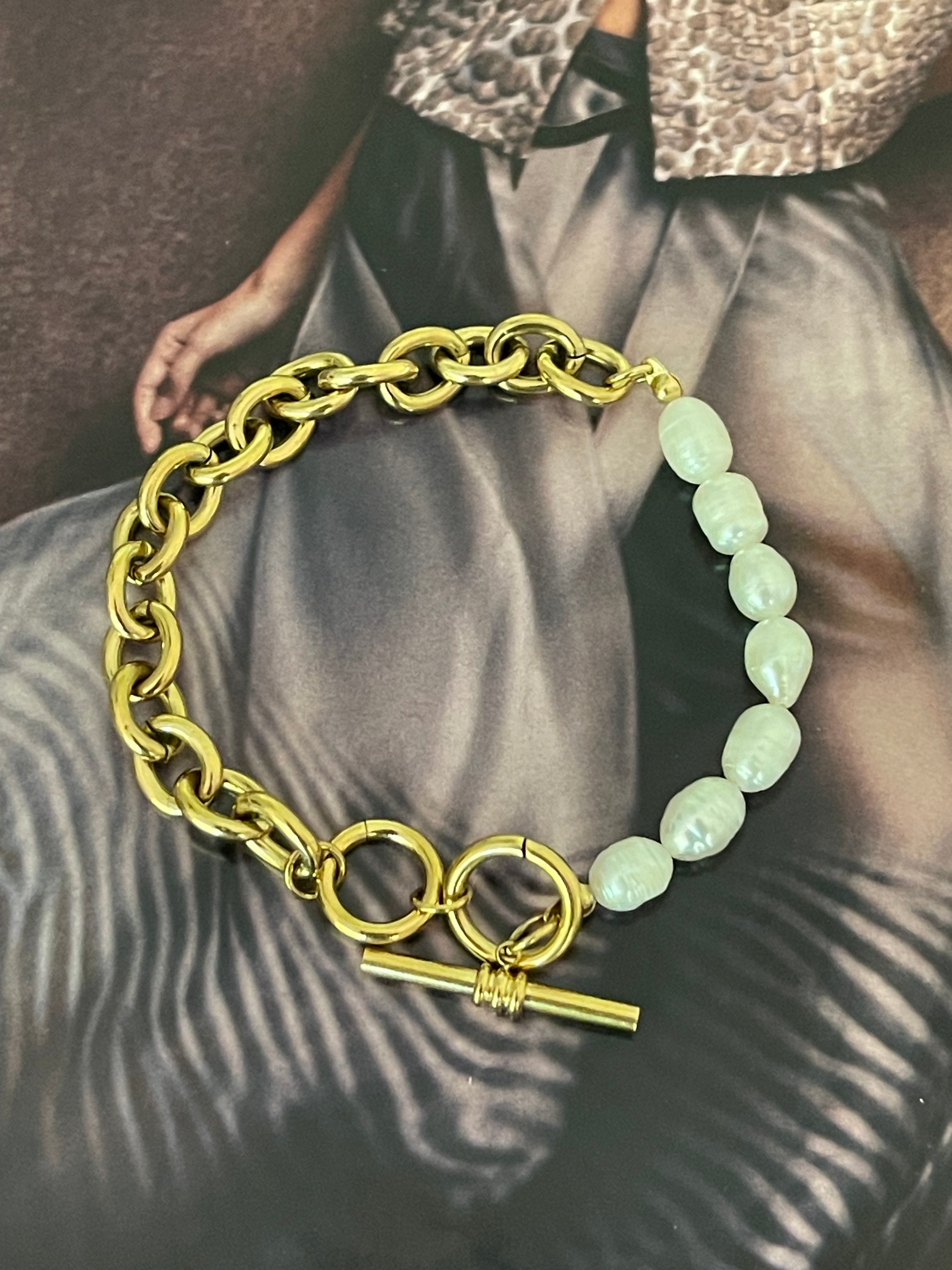 Pulsera Hippie Chic de acero inoxidable dorado, elegantes perlas naturales blancas y broche OT.