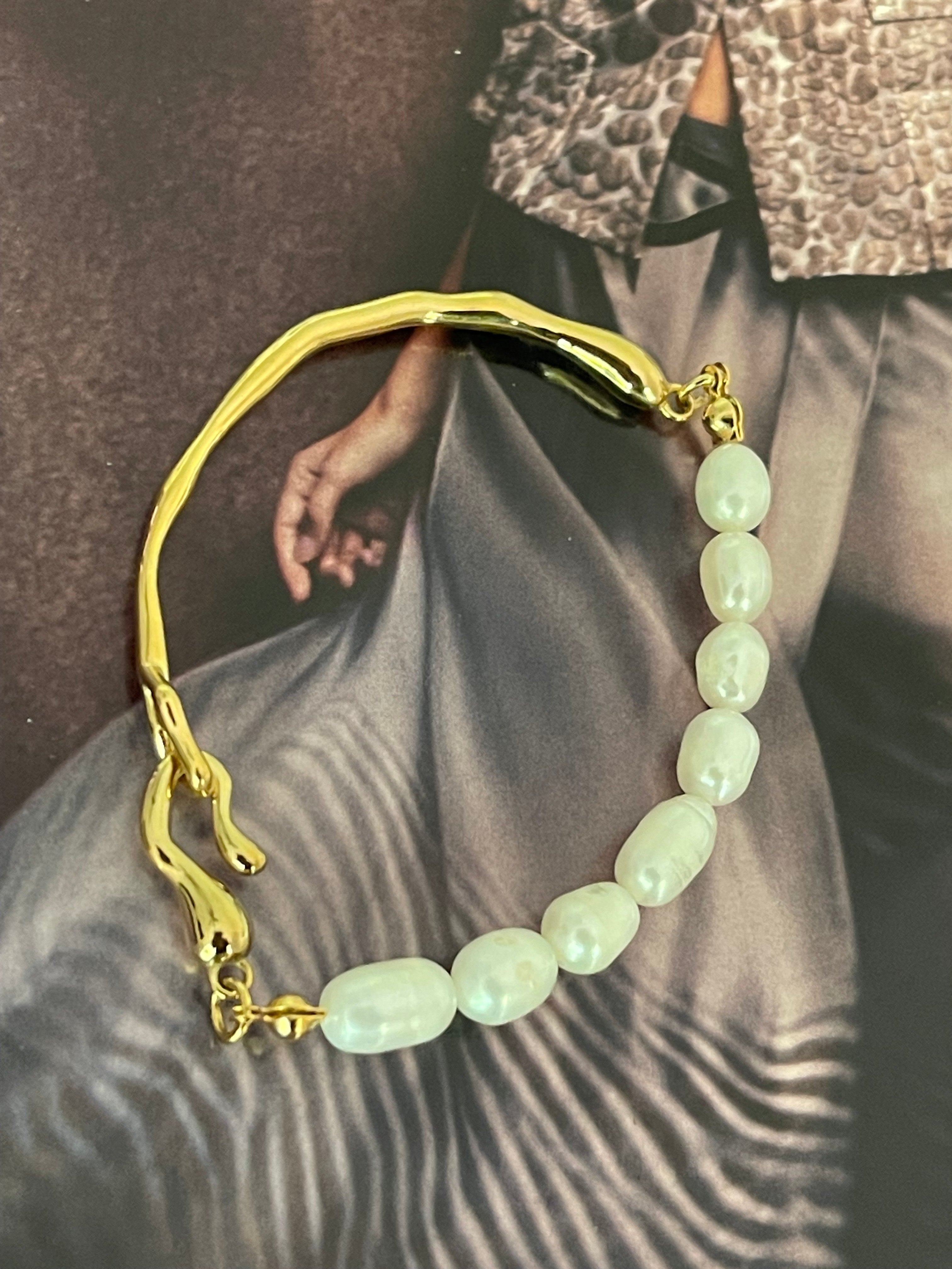 Pulsera Hippie Chic de acero inoxidable doradoi y preciosas perlas naturales blancas.
