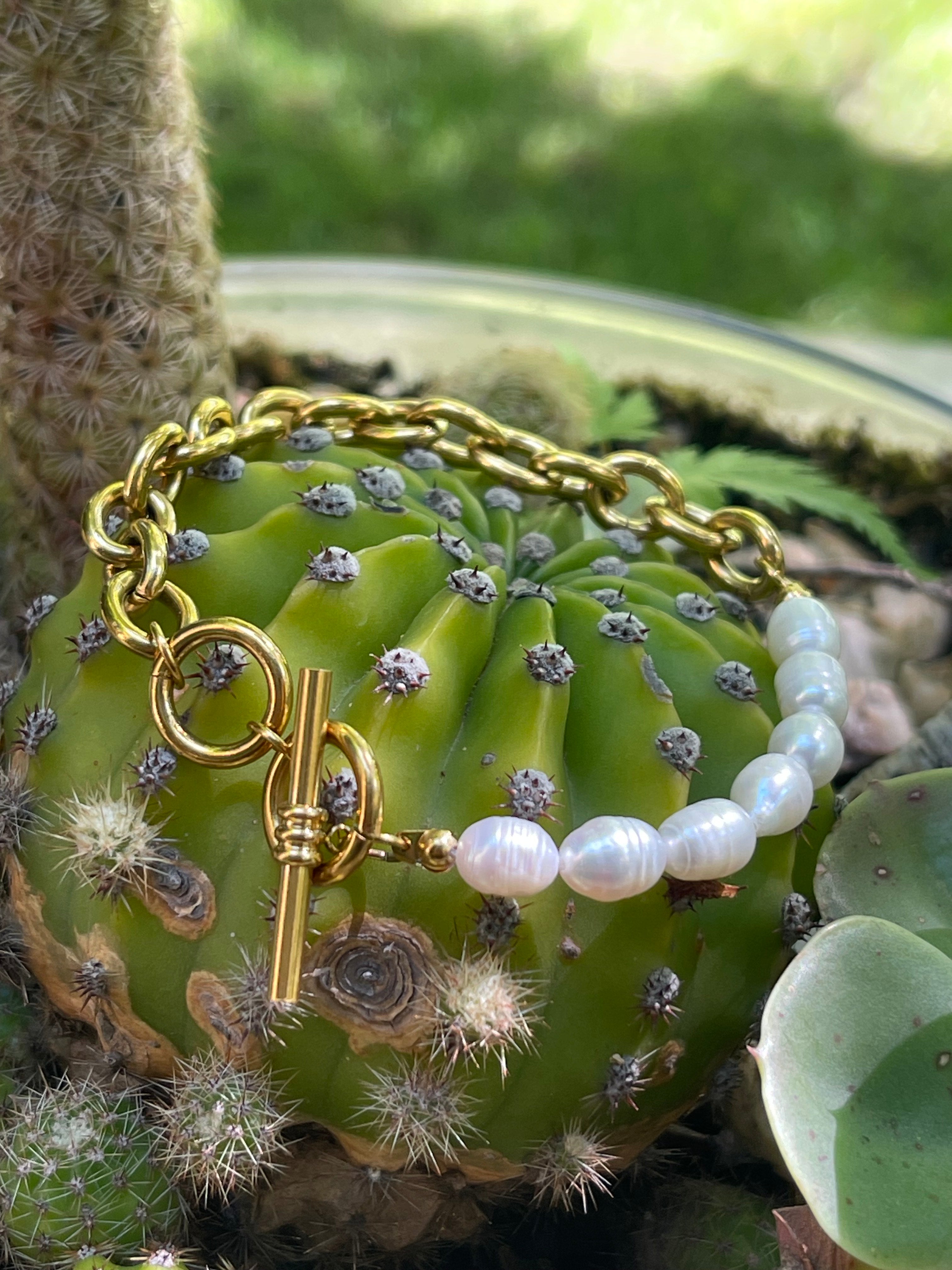 Pulsera Hippie Chic de acero inoxidable dorado, elegantes perlas naturales blancas y broche OT.