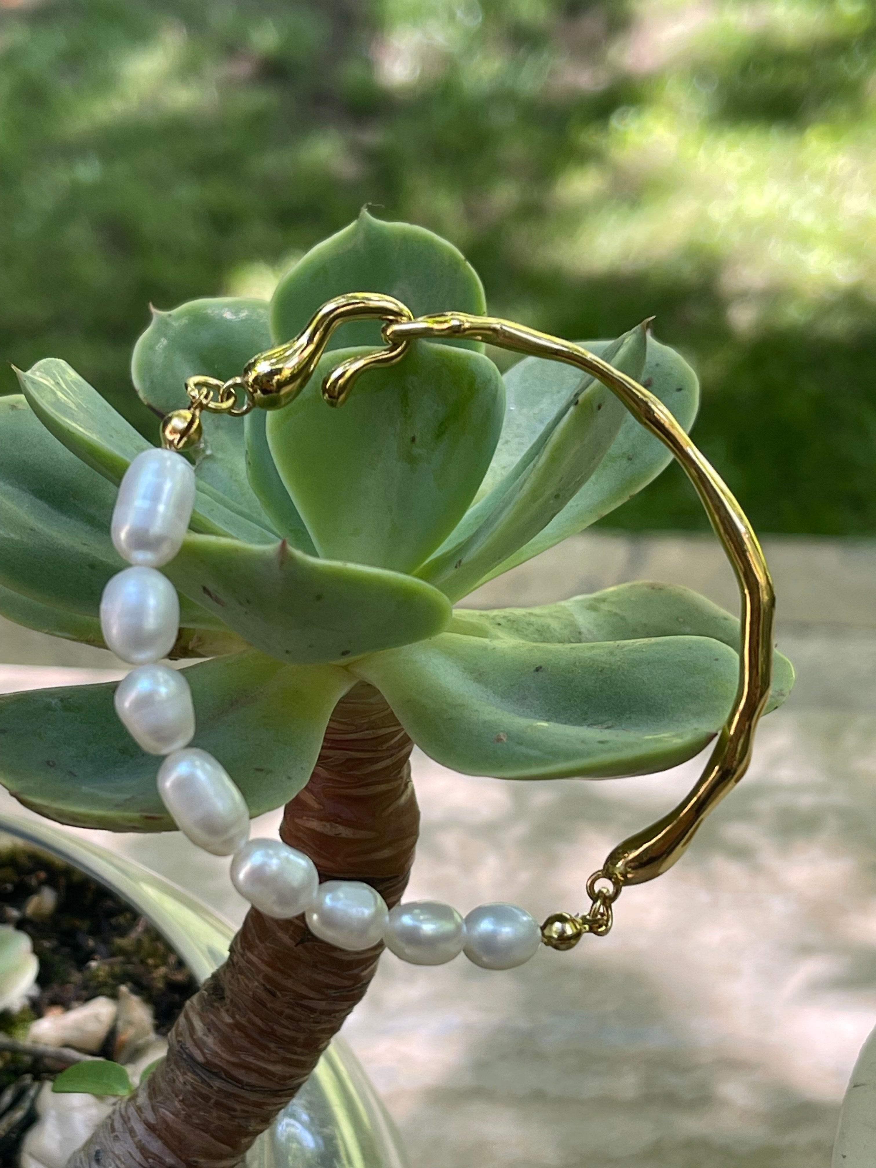 Pulsera Hippie Chic de acero inoxidable doradoi y preciosas perlas naturales blancas.