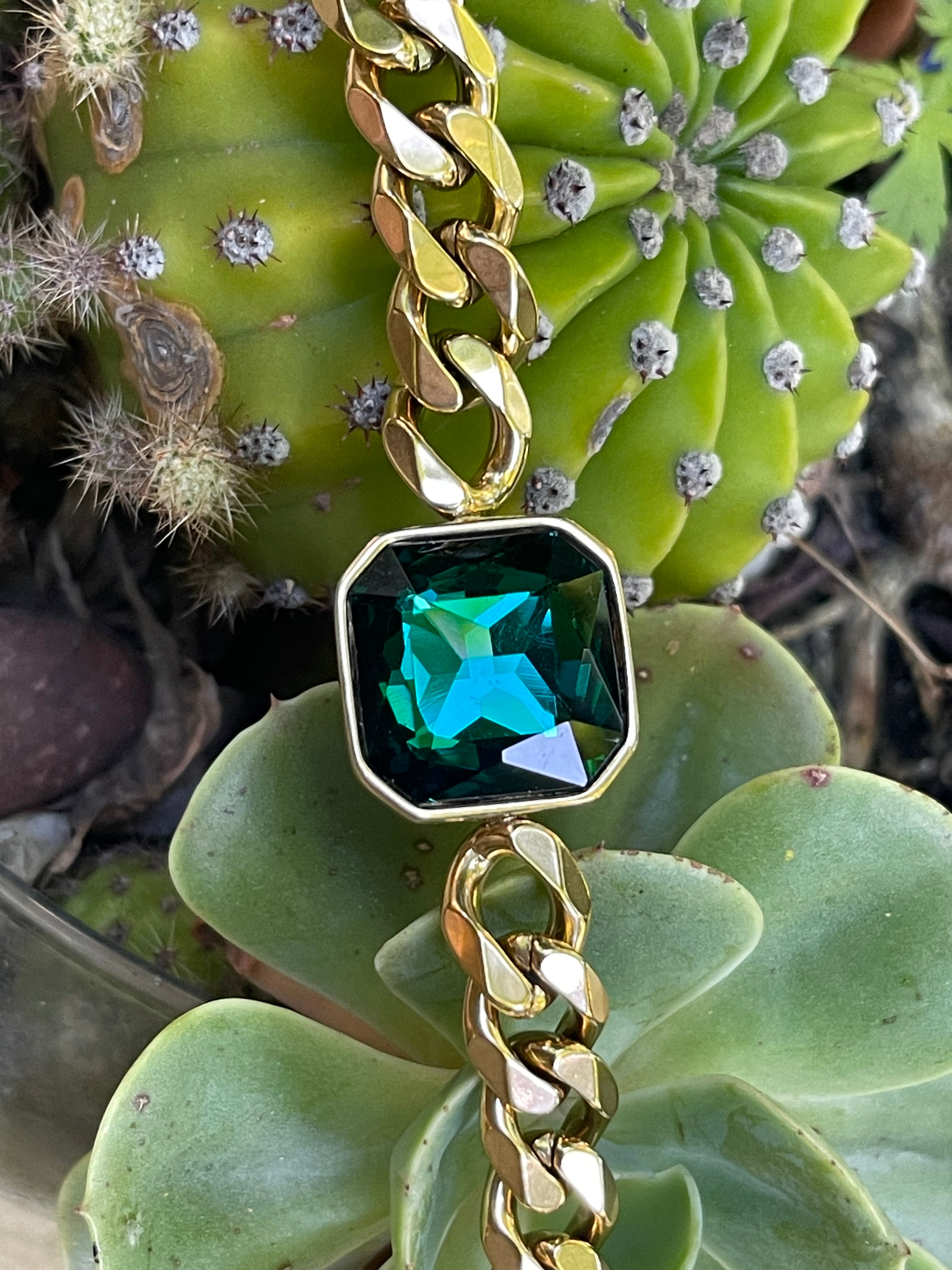 Pulsera Hippie Chic de acero inoxidable dorado y precioso cristal verde ingles.