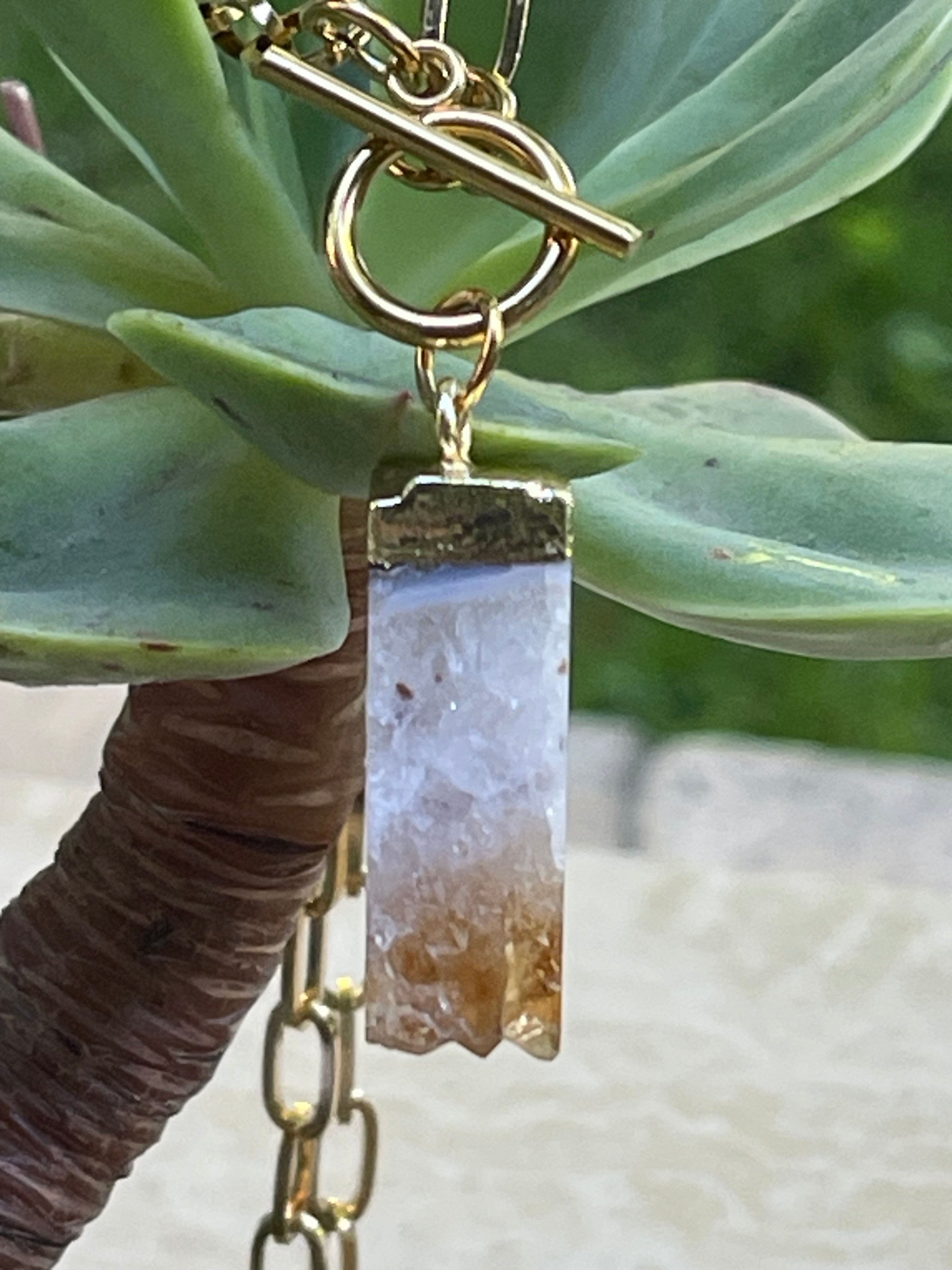 Collar Hippie Chic corto de acero inoxidable dorado con broche OT y precioso colgante de Citrino natural.