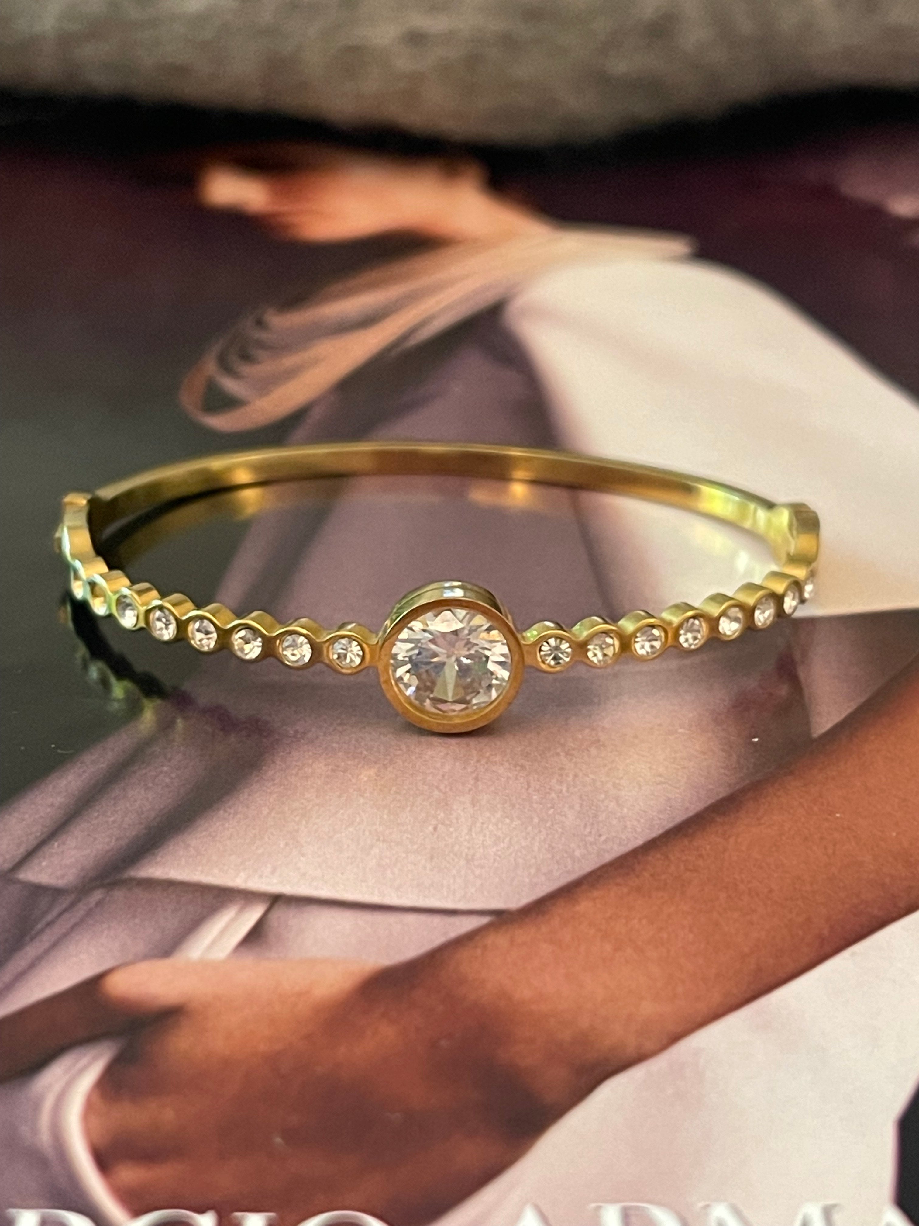 Pulsera Hippie Chic en acero inoxidable dorado con elegantes circones en su contorno.