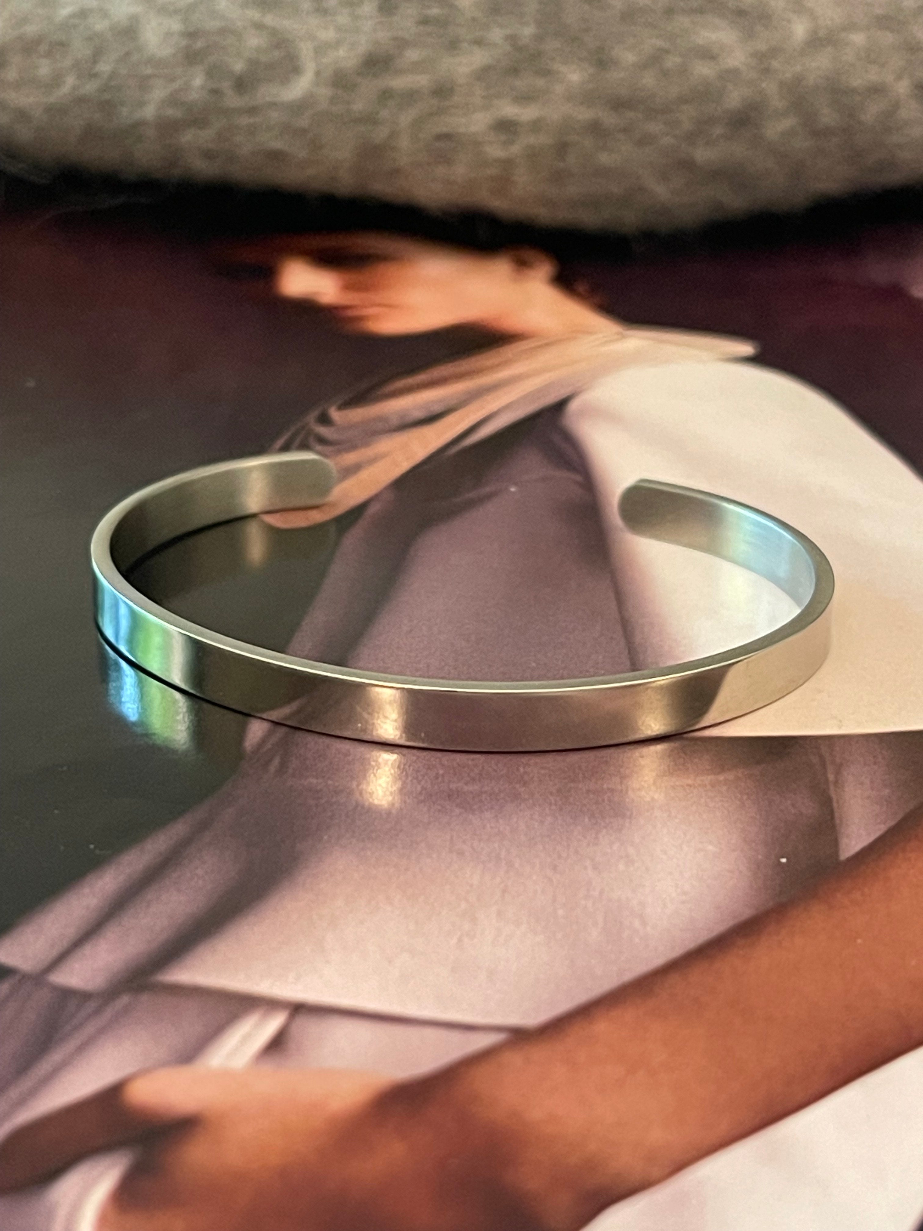 Pulsera Hippie Chic en acero inoxidable plateado con clasico diseño tipo esclava de tamaño delgado.