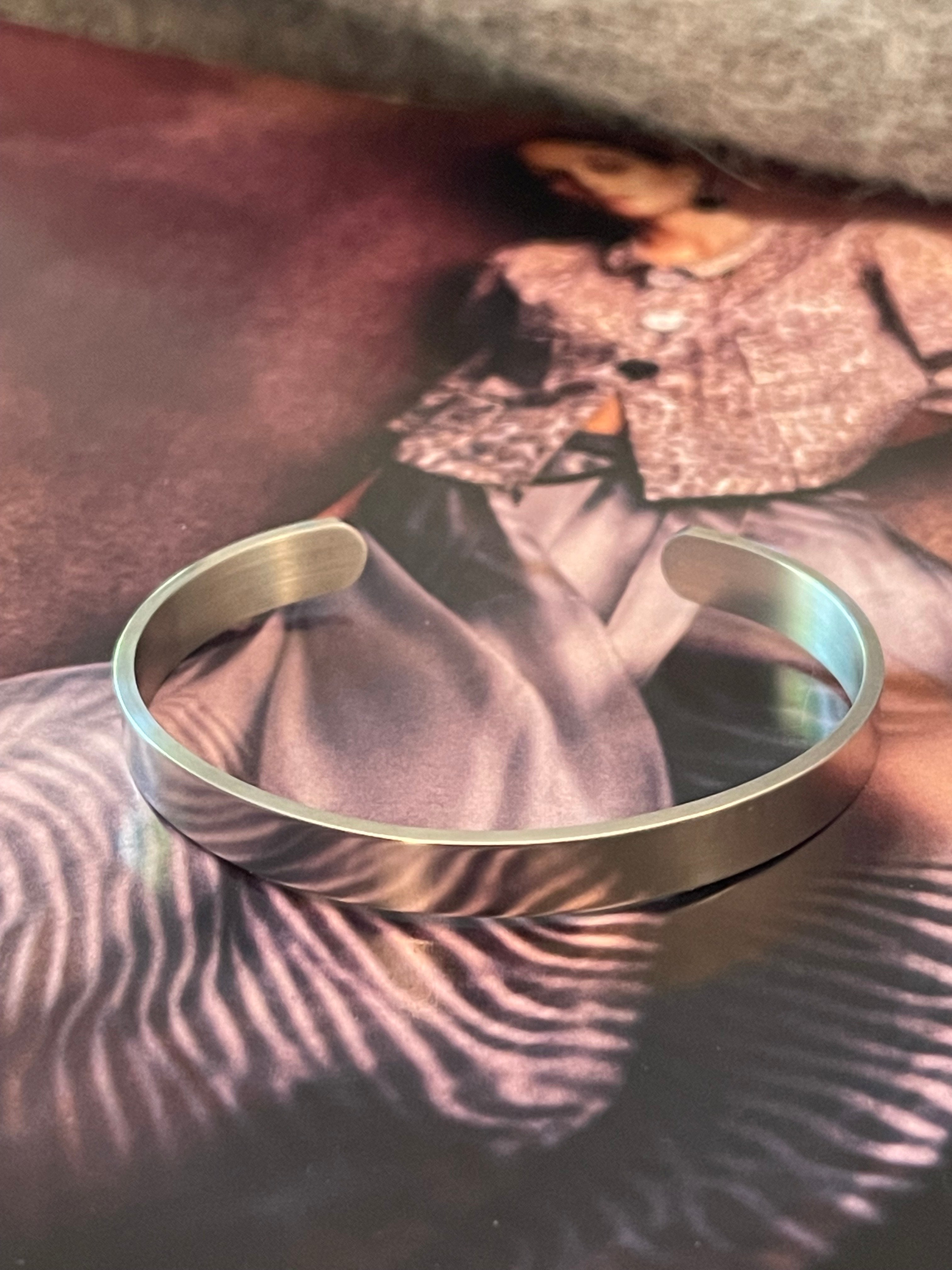 Pulsera Hippie Chic de acero inoxidable plateado  en precioso diseño tipo esclava de tamaño mediano.