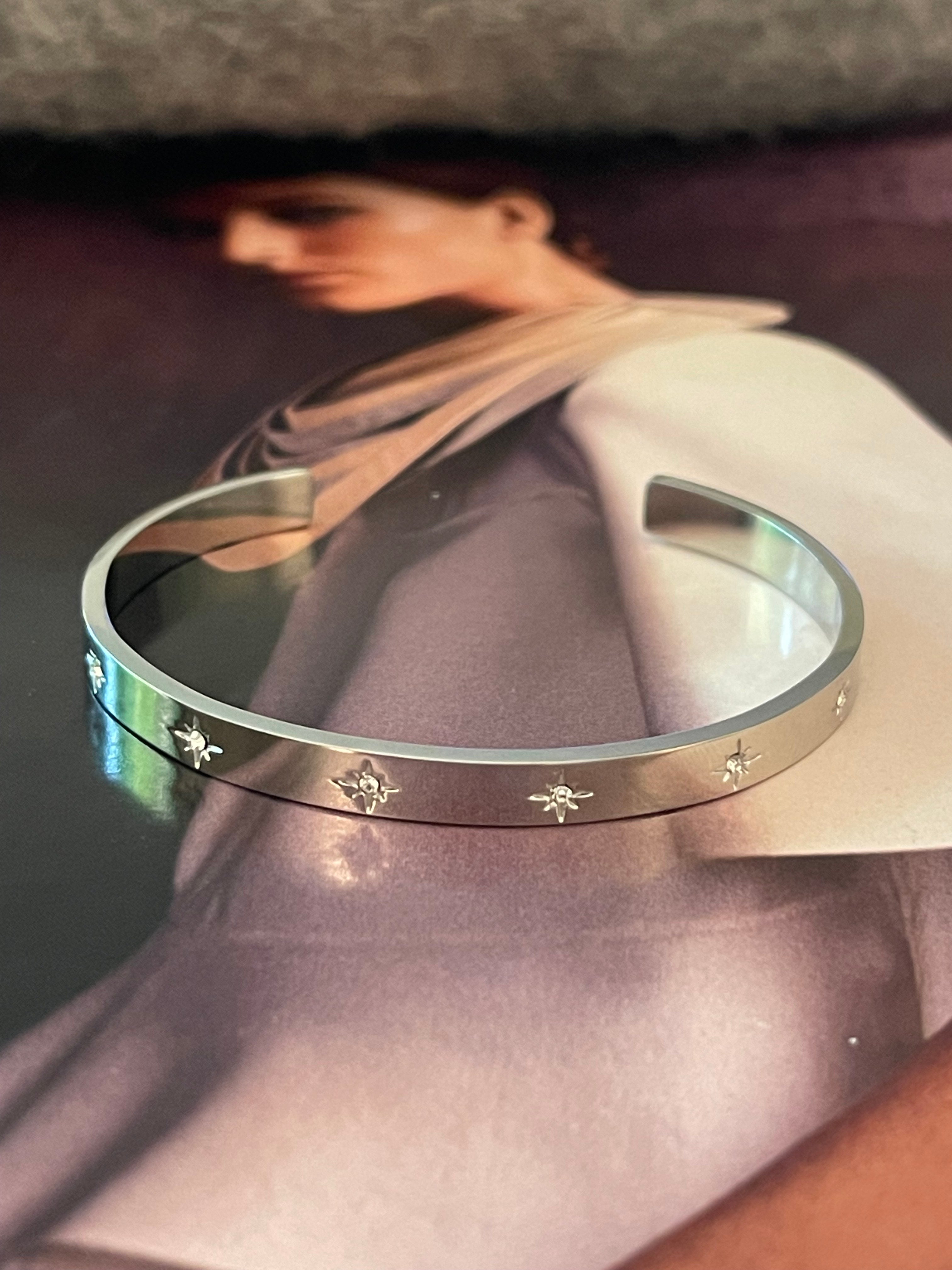 Pulsera Hippie Chic de acero inoxidable plateado y preciososo mini circones en su contorno.,