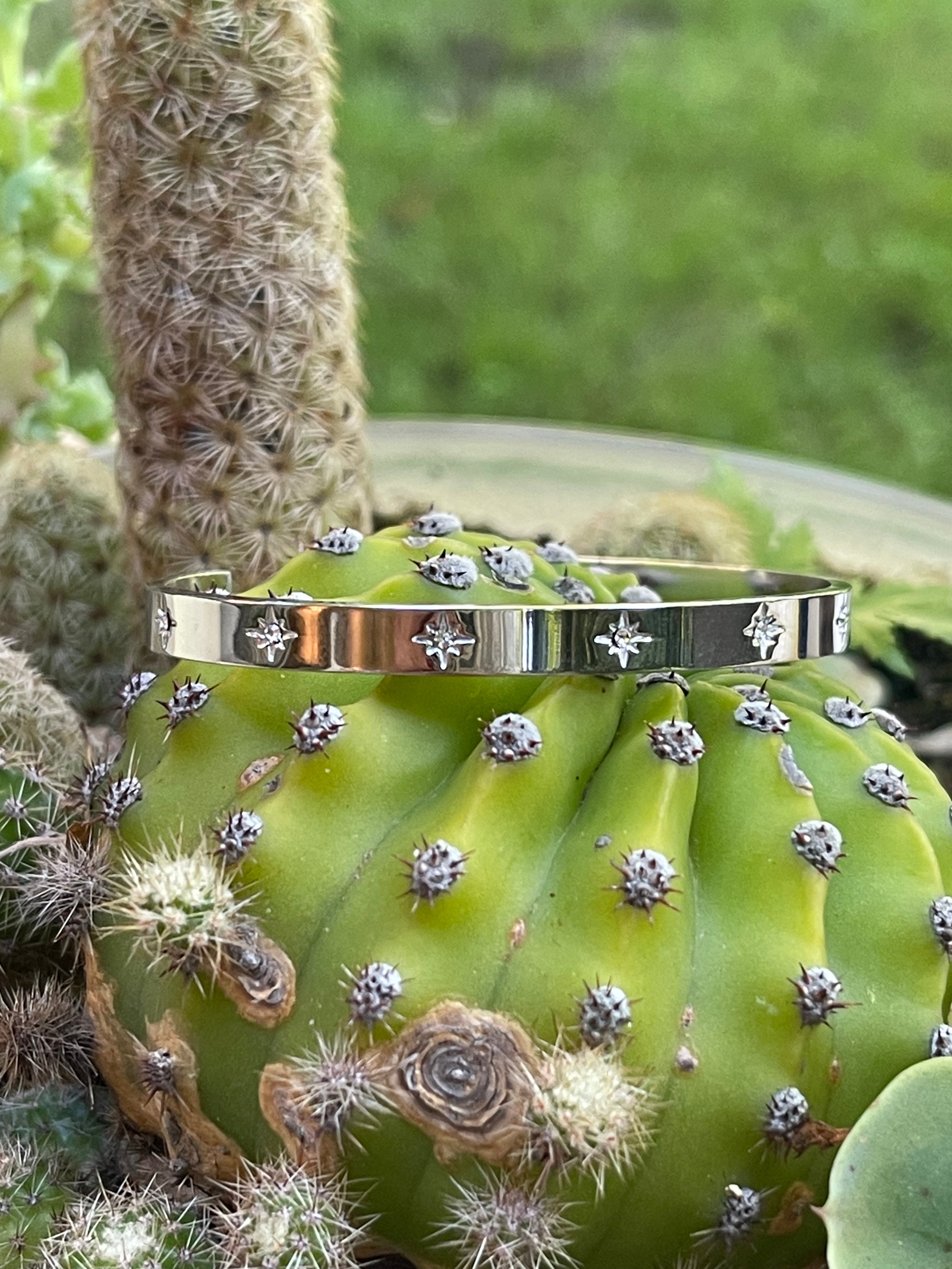 Pulsera Hippie Chic de acero inoxidable plateado y preciososo mini circones en su contorno.,