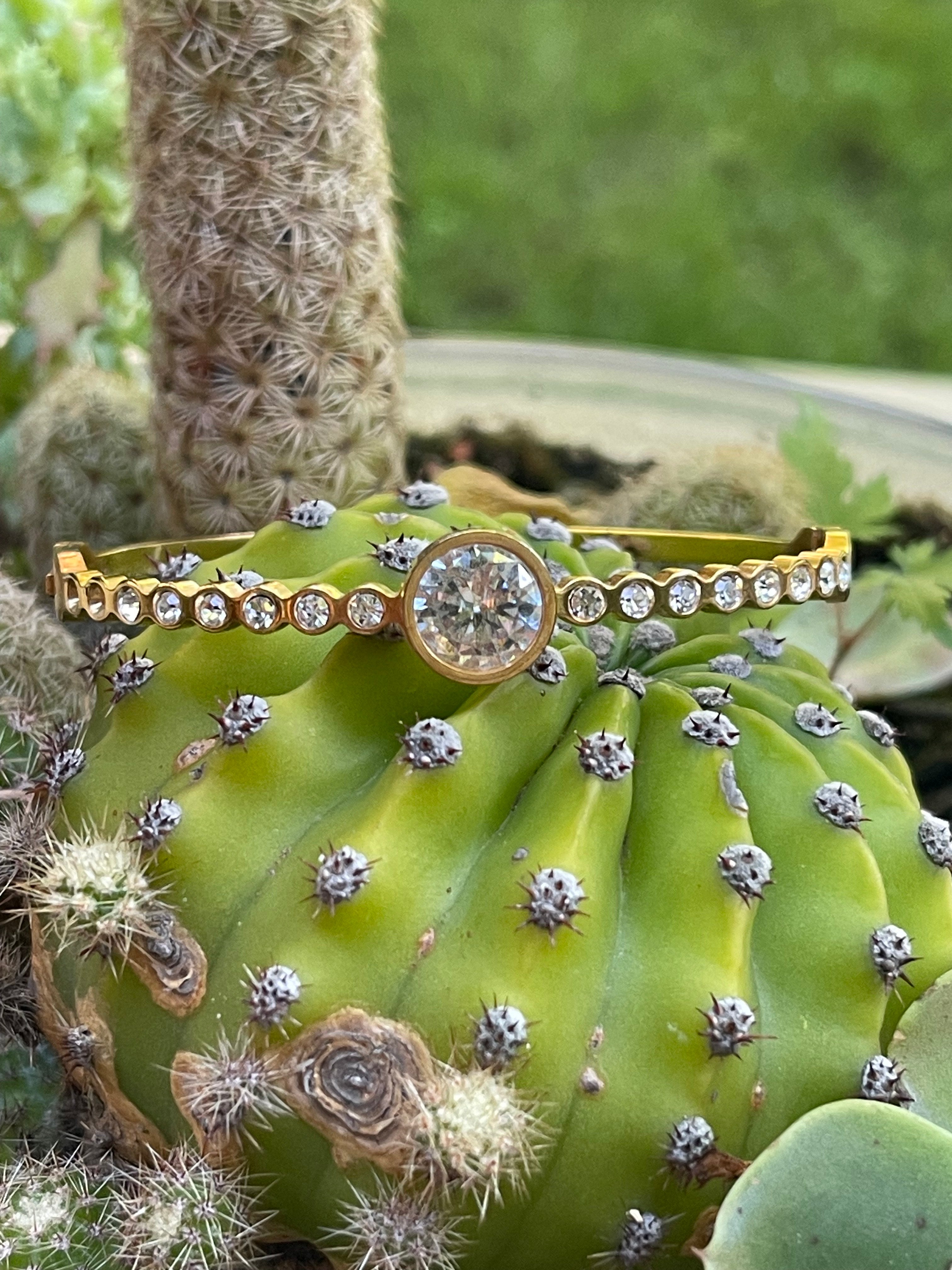 Pulsera Hippie Chic en acero inoxidable dorado con elegantes circones en su contorno.