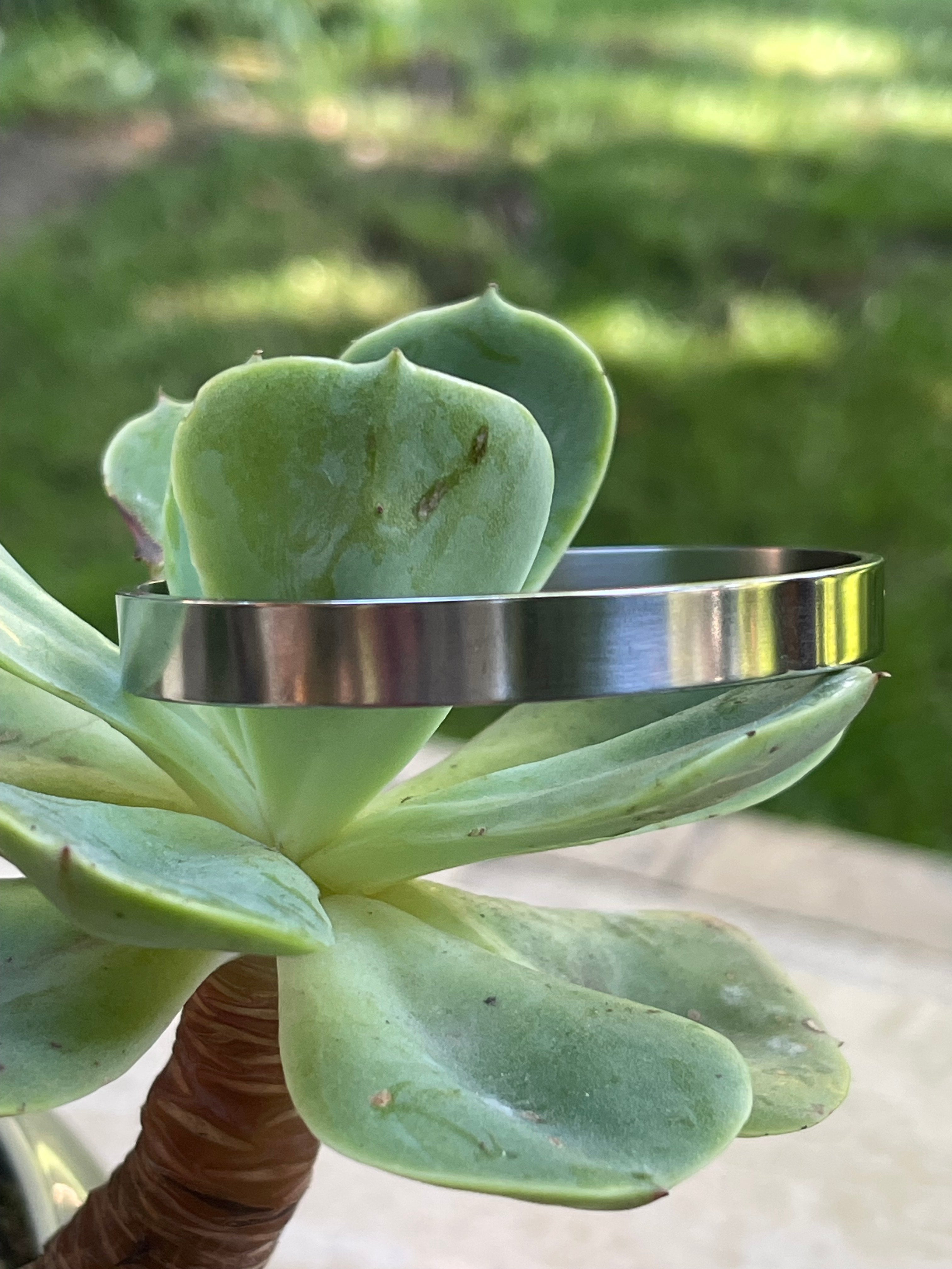 Pulsera Hippie Chic de acero inoxidable plateado  en precioso diseño tipo esclava de tamaño mediano.