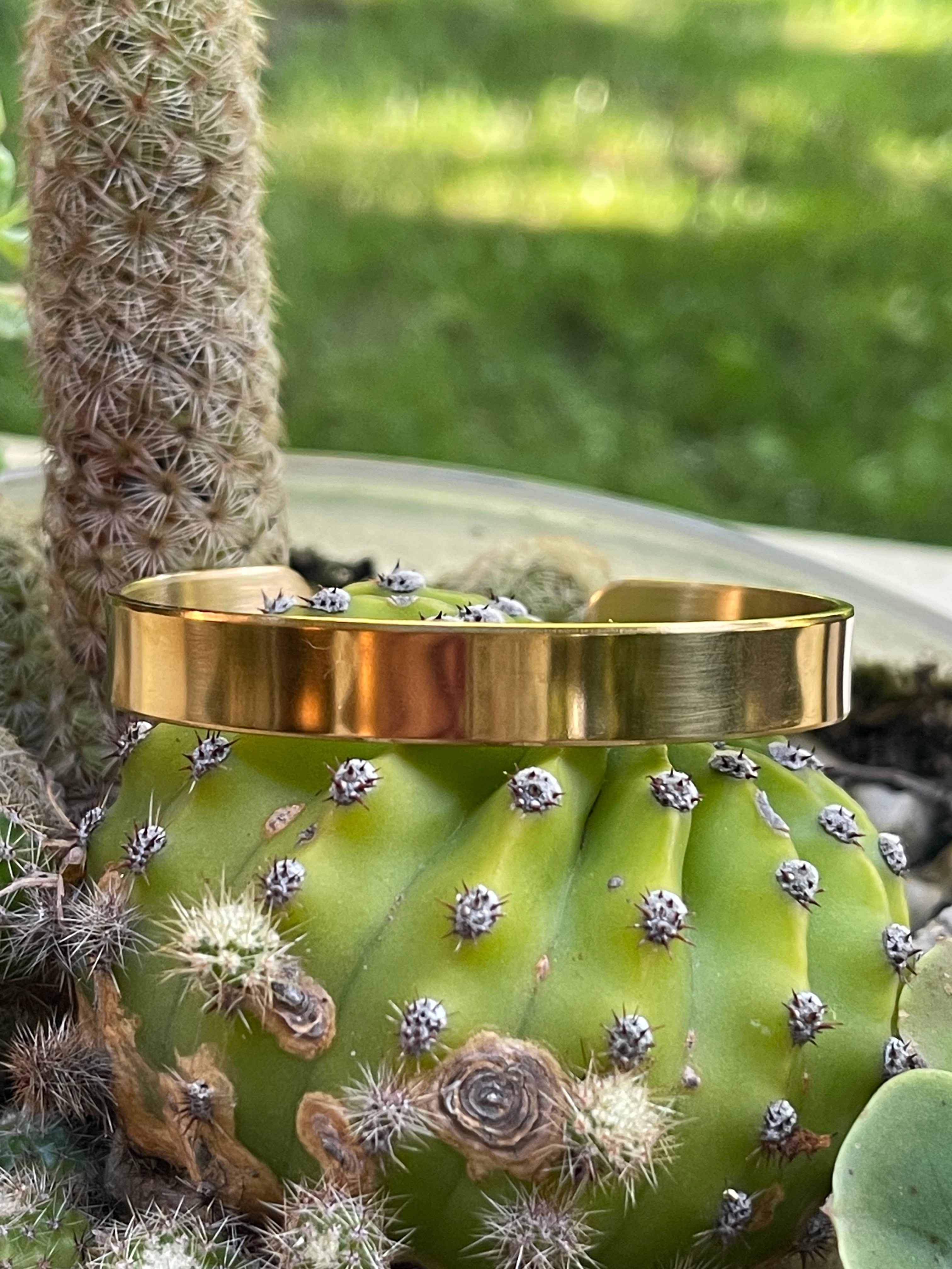 Pulsera Hippie Chic de acero inoxidable dorado en clasico diseño tipo esclava de tamaño grande.