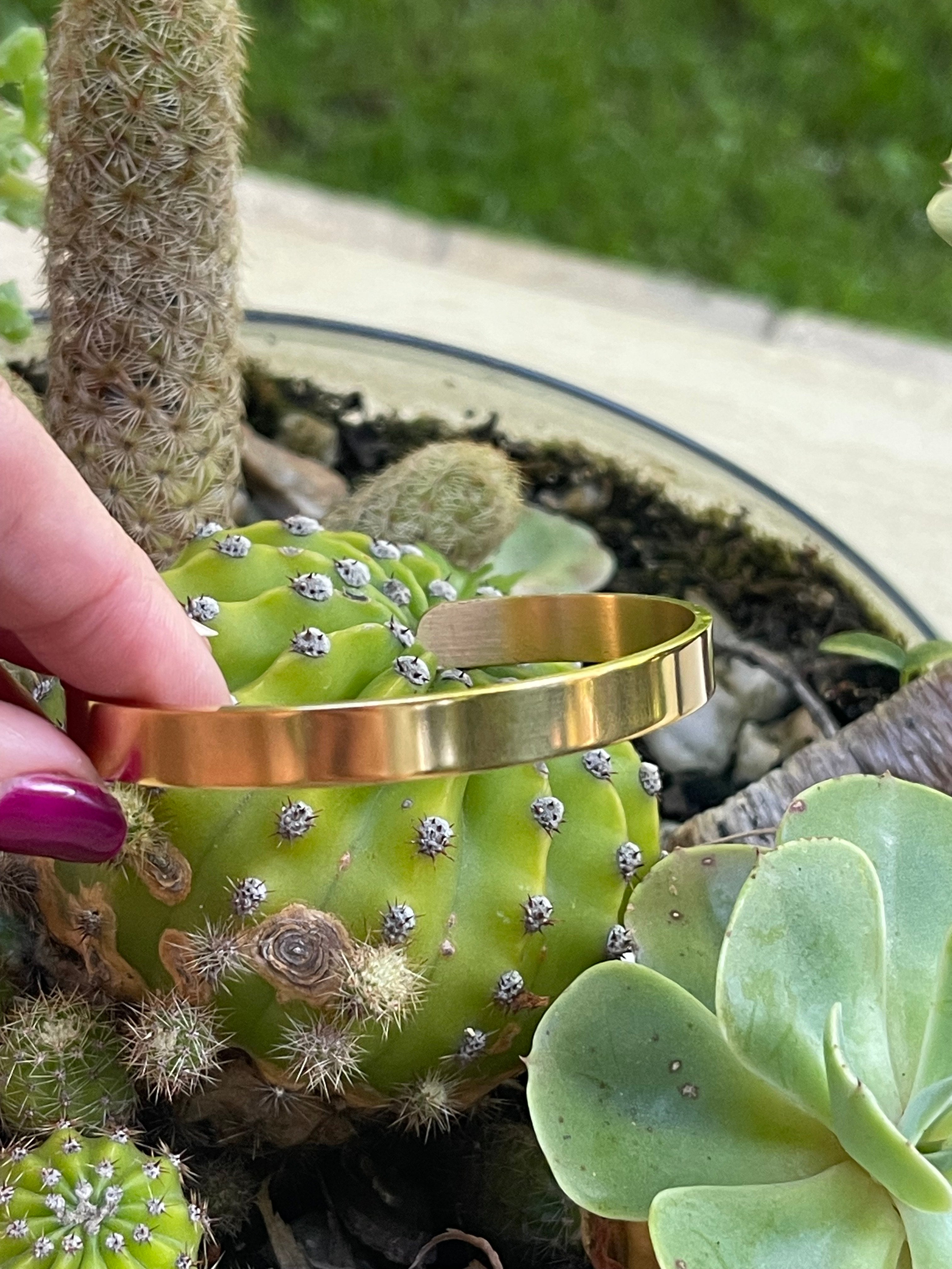 Pulsera Hippie Chic en acero inoxidable dorado en elegante diseño tipo esclava de tamaño mediano.