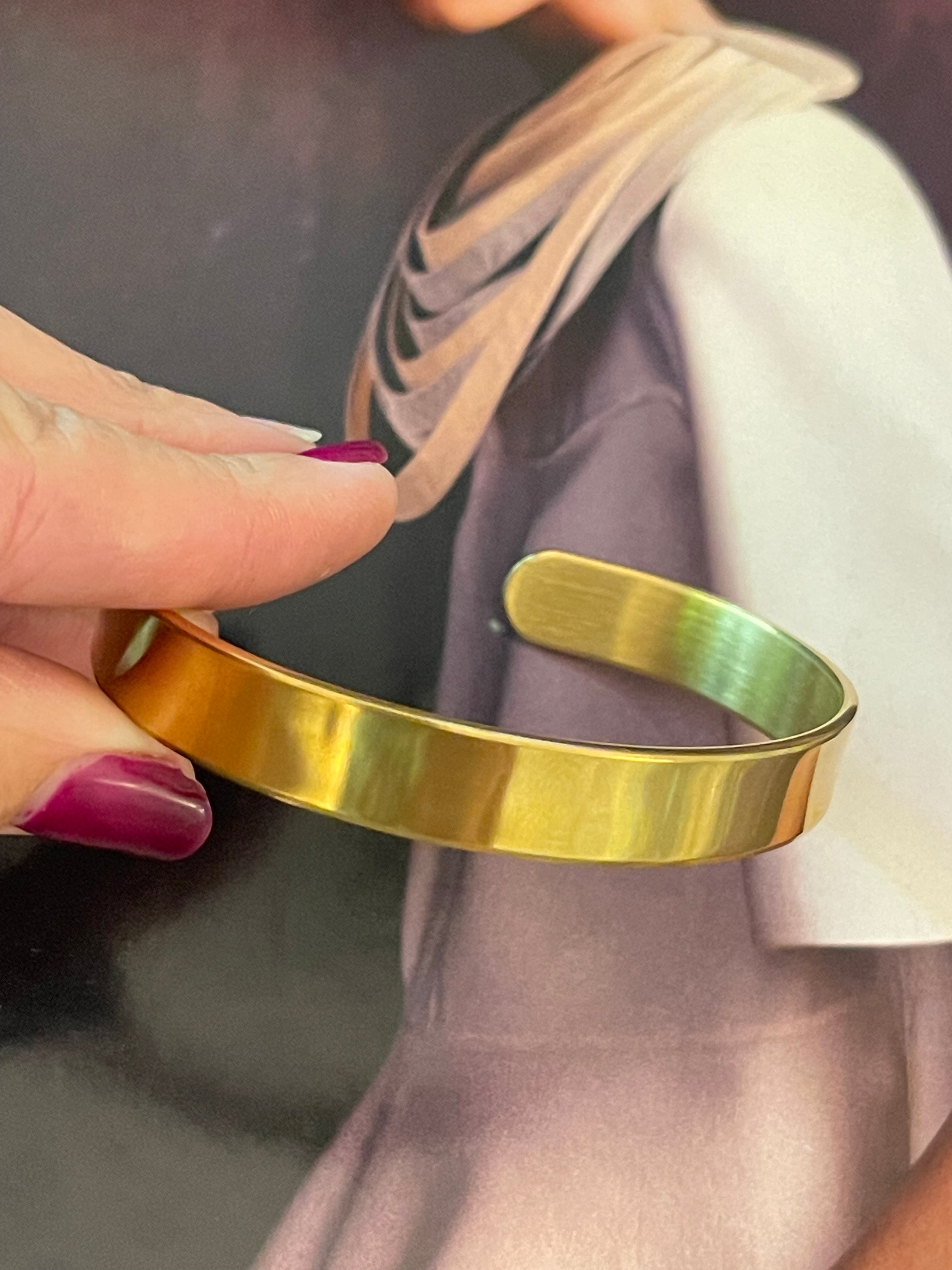 Pulsera Hippie Chic de acero inoxidable dorado en clasico diseño tipo esclava de tamaño grande.