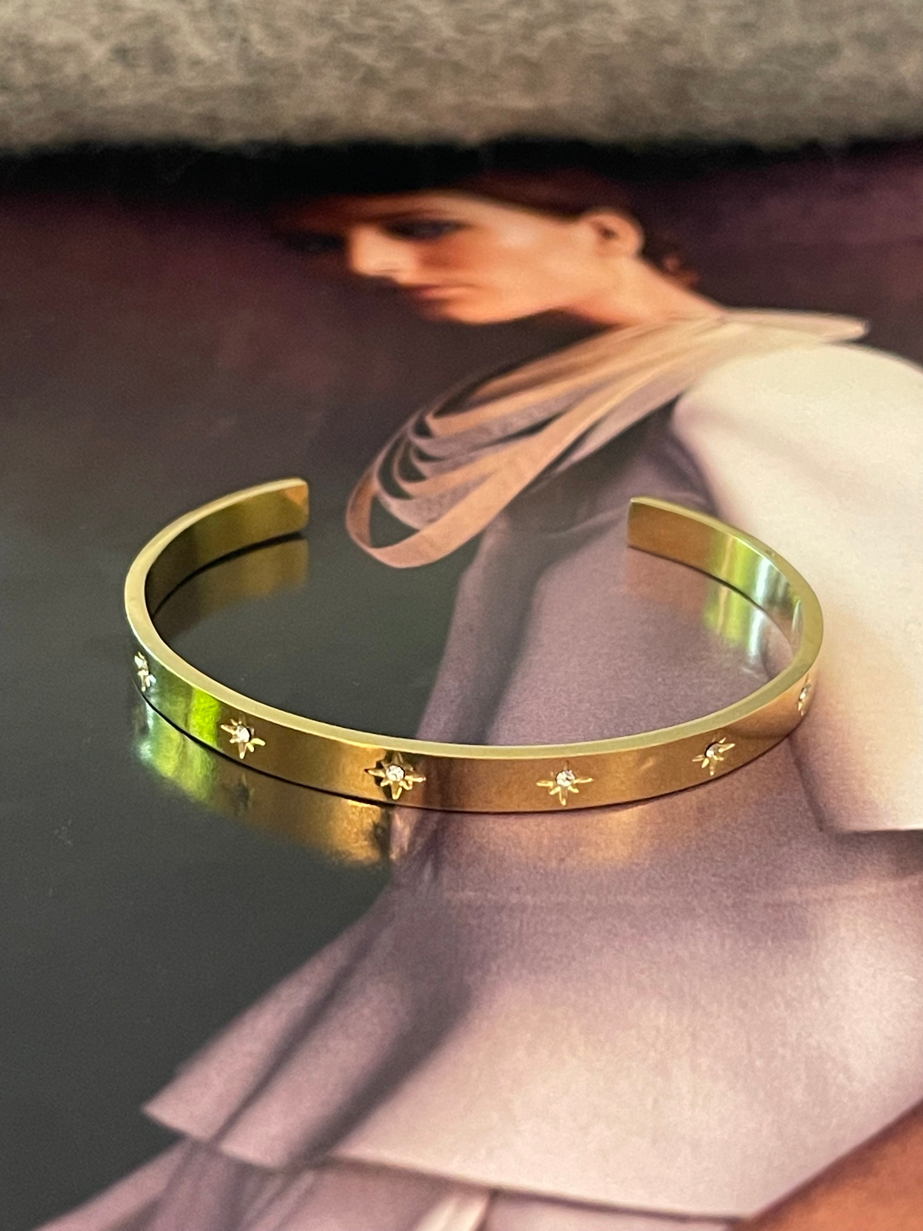 Pulsera Hippie Chic de acero inoxidable dorado, ajustable con mini estrellitas de circon