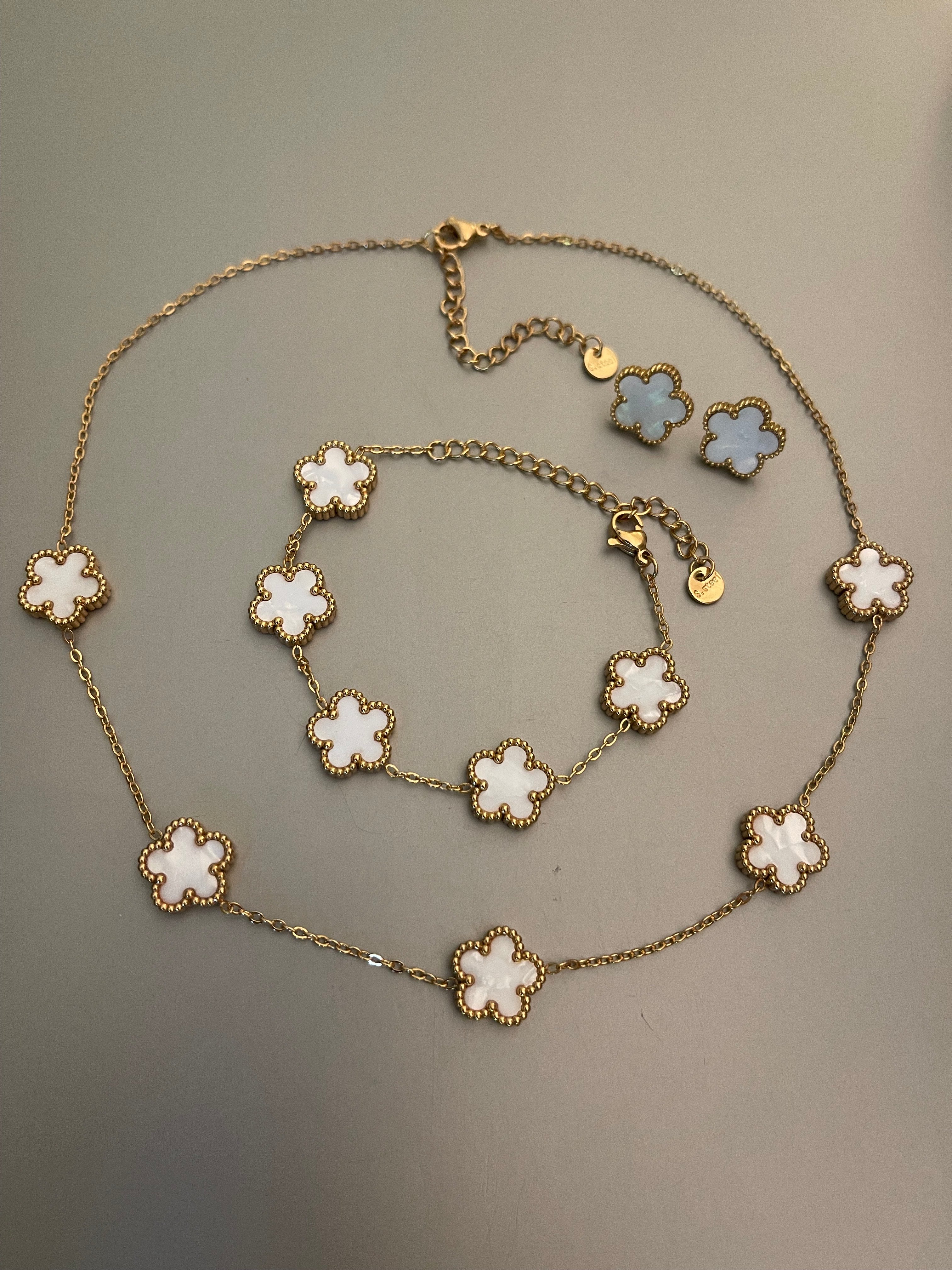 Conjunto Hippie Chic de acero inoxidable dorado y acrilico blanco, compuesto por un precioso collar corto, pulsera y aros.