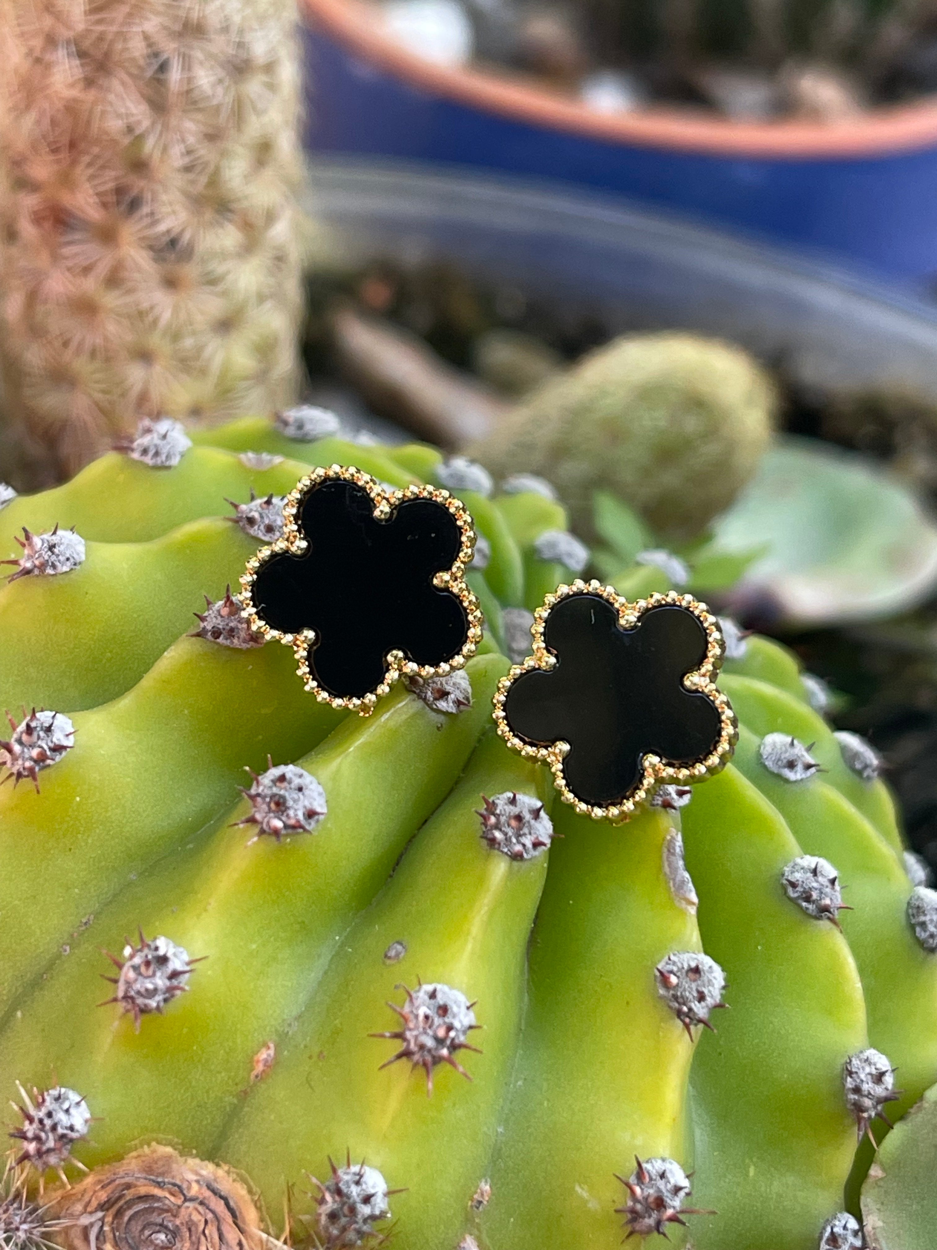 Conjunto Hippie Chic de acero inoxidable dorado y acrilico negro, compuesto por precioso collar corto, pulsera y aros.