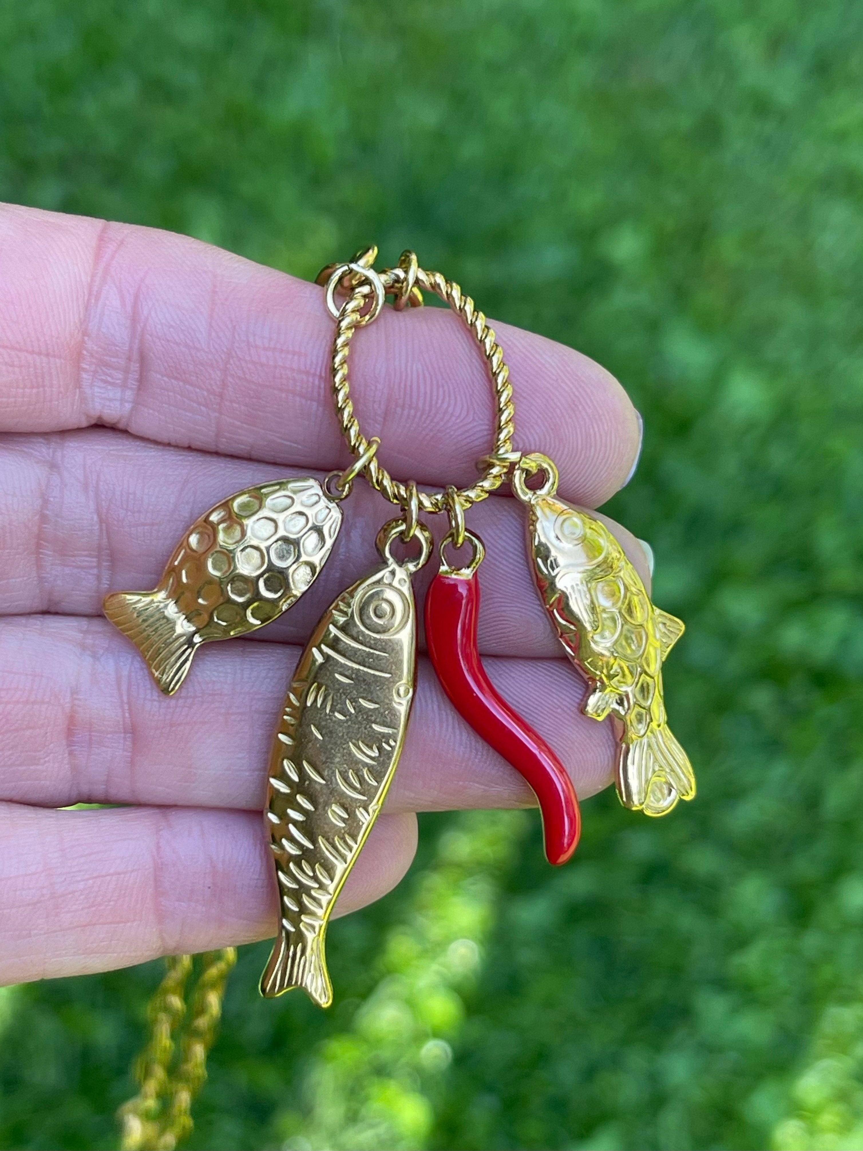 Collar Hippie Chic corto de cadena de acero inoxidable dorado y preciosos colgantes de peces.