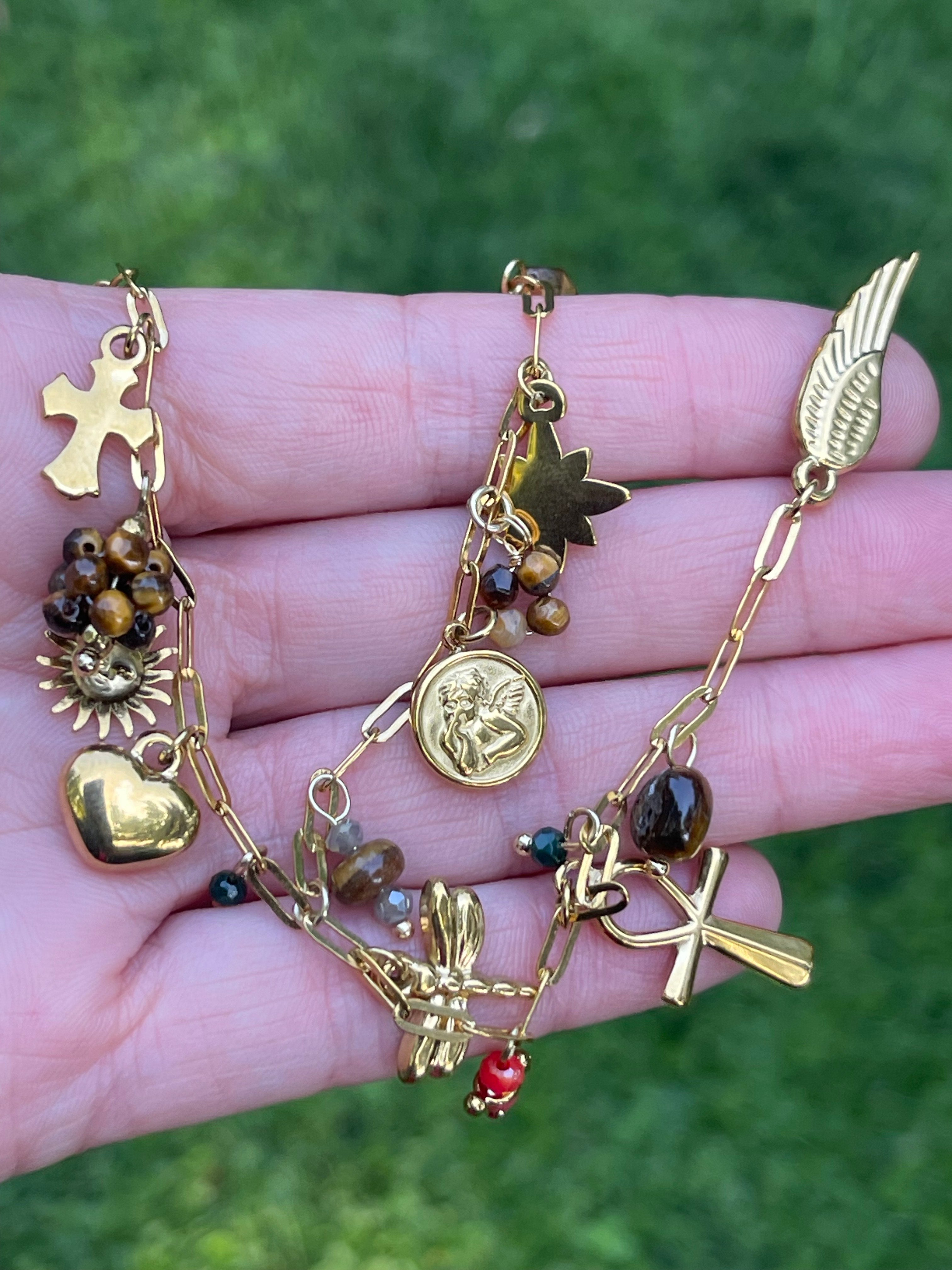 Collar Hippie Chic corto con cadena de acero inoxidable dorado y preciosos mini colgantes en acero y piedras naturales.