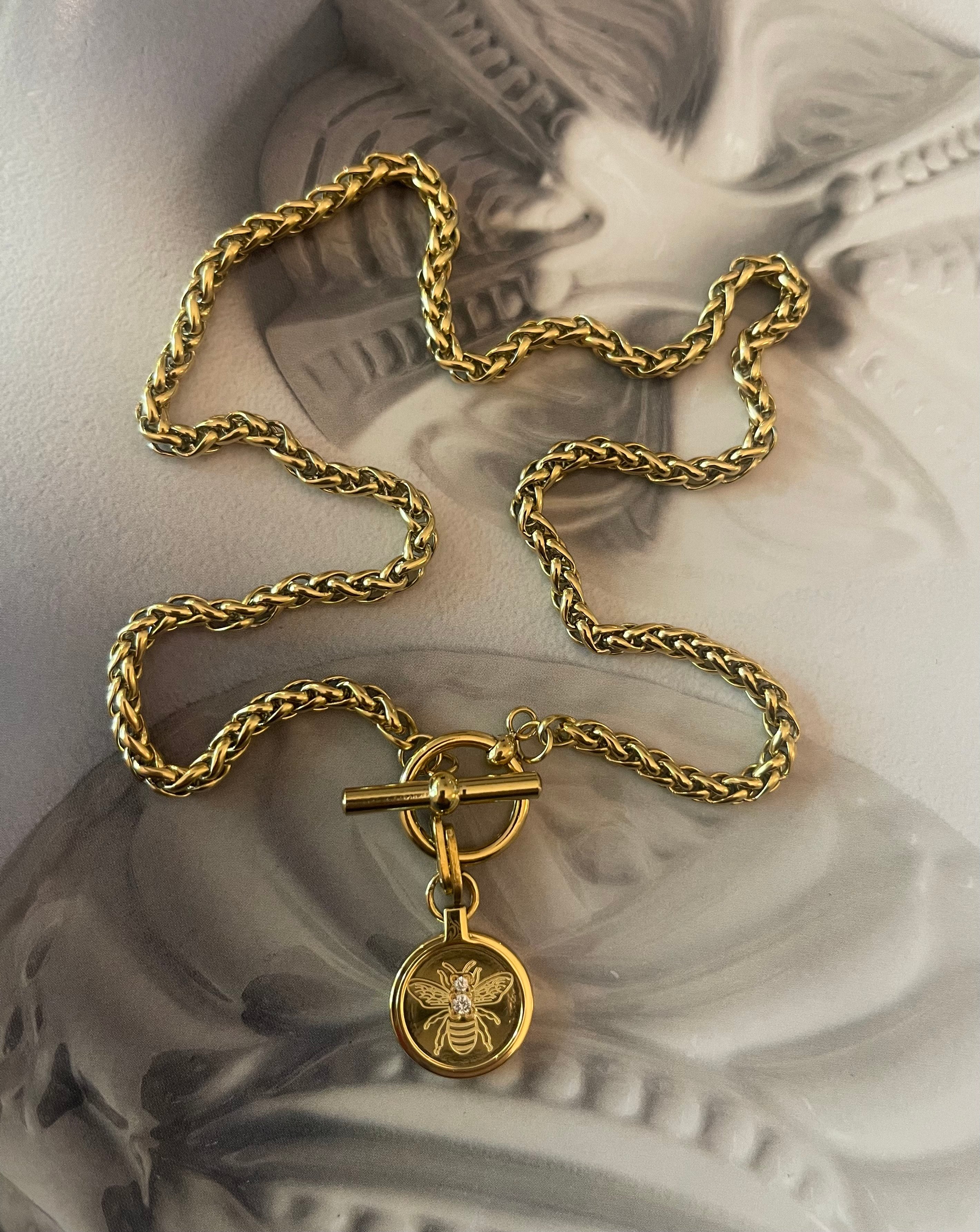 Collar Hippie Chic corto de acero inoxidable dorado con preciosa cadena y colgante de abejita y punto de luz.