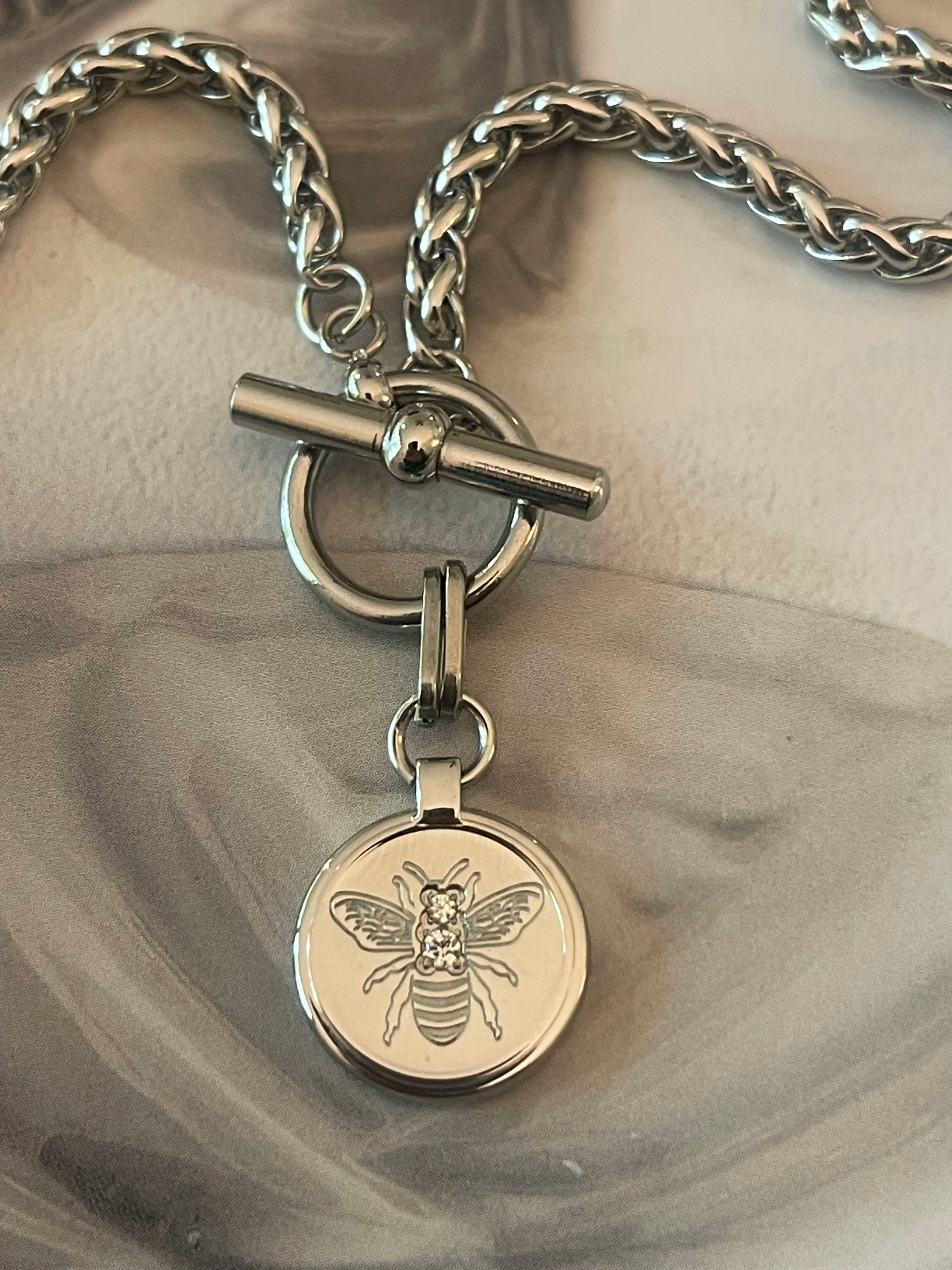 Collar Hippie Chic corto de cadena de acero inoxidable plateado y precioso colgante de abejita con punto de luz.