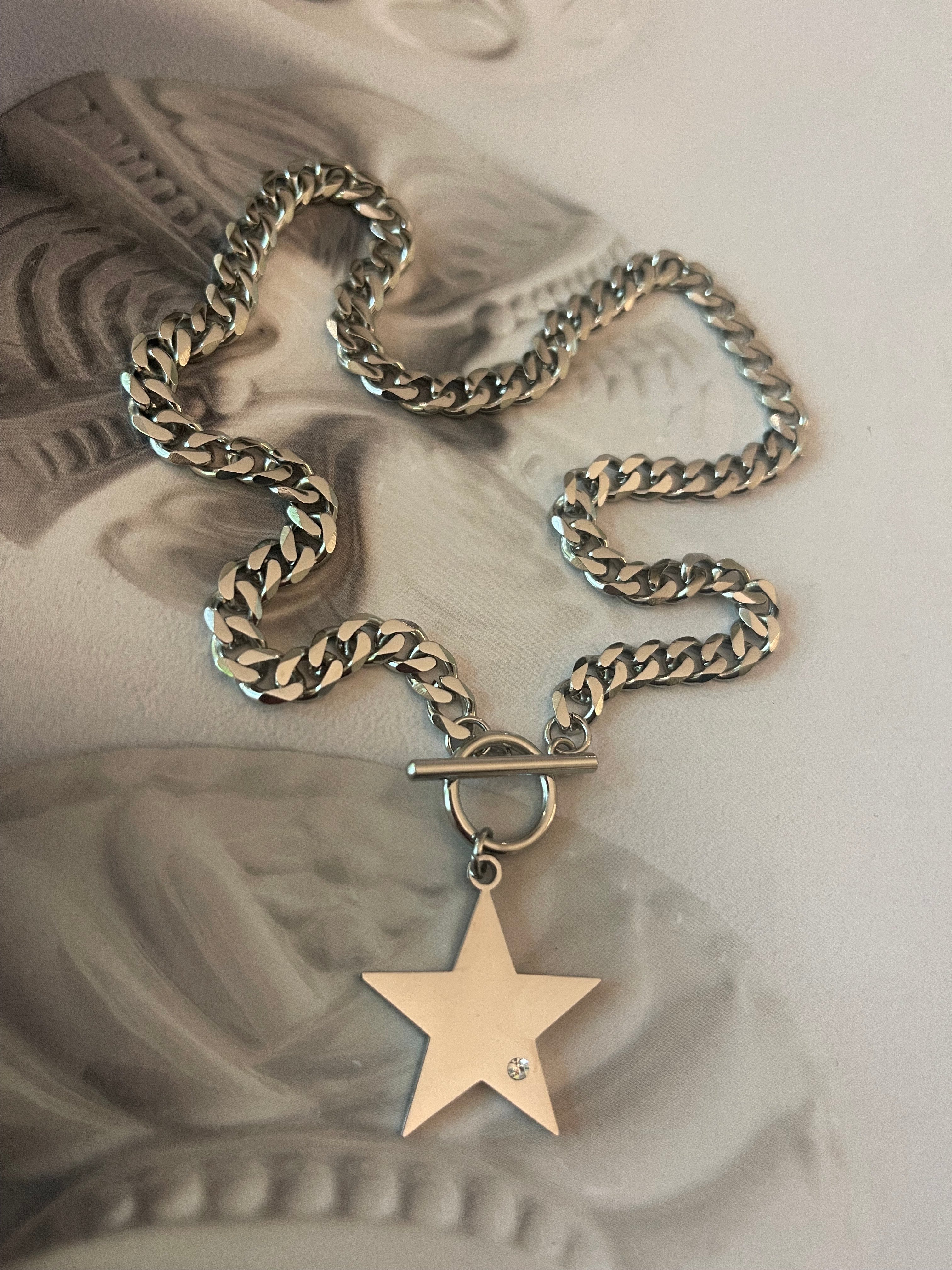 Collar Hippie Chic corto de acero inoxidable plateado con preciosa estrella, punto de luz y cierre OT.