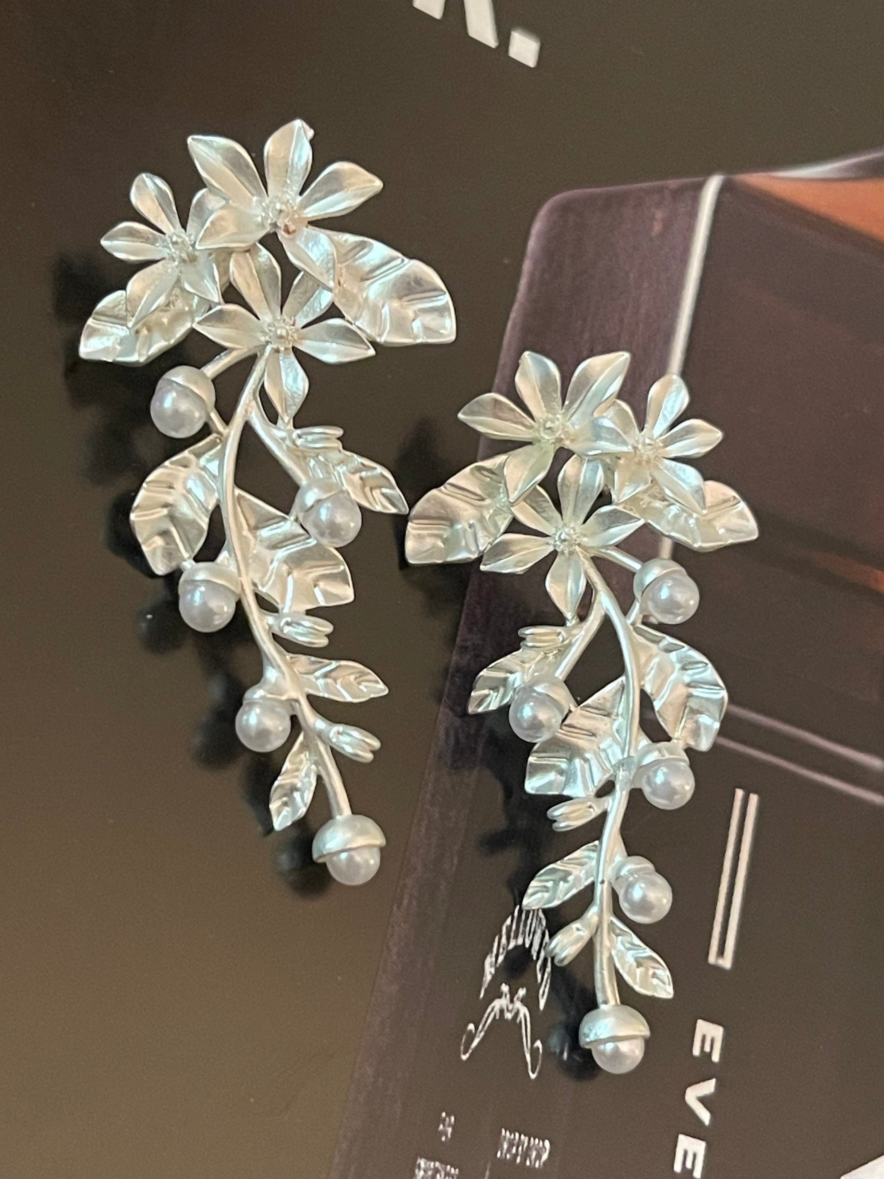 Aros Hippie Chic plateados de fantasia con preciosa forma botanica y perlitas en las puntas.