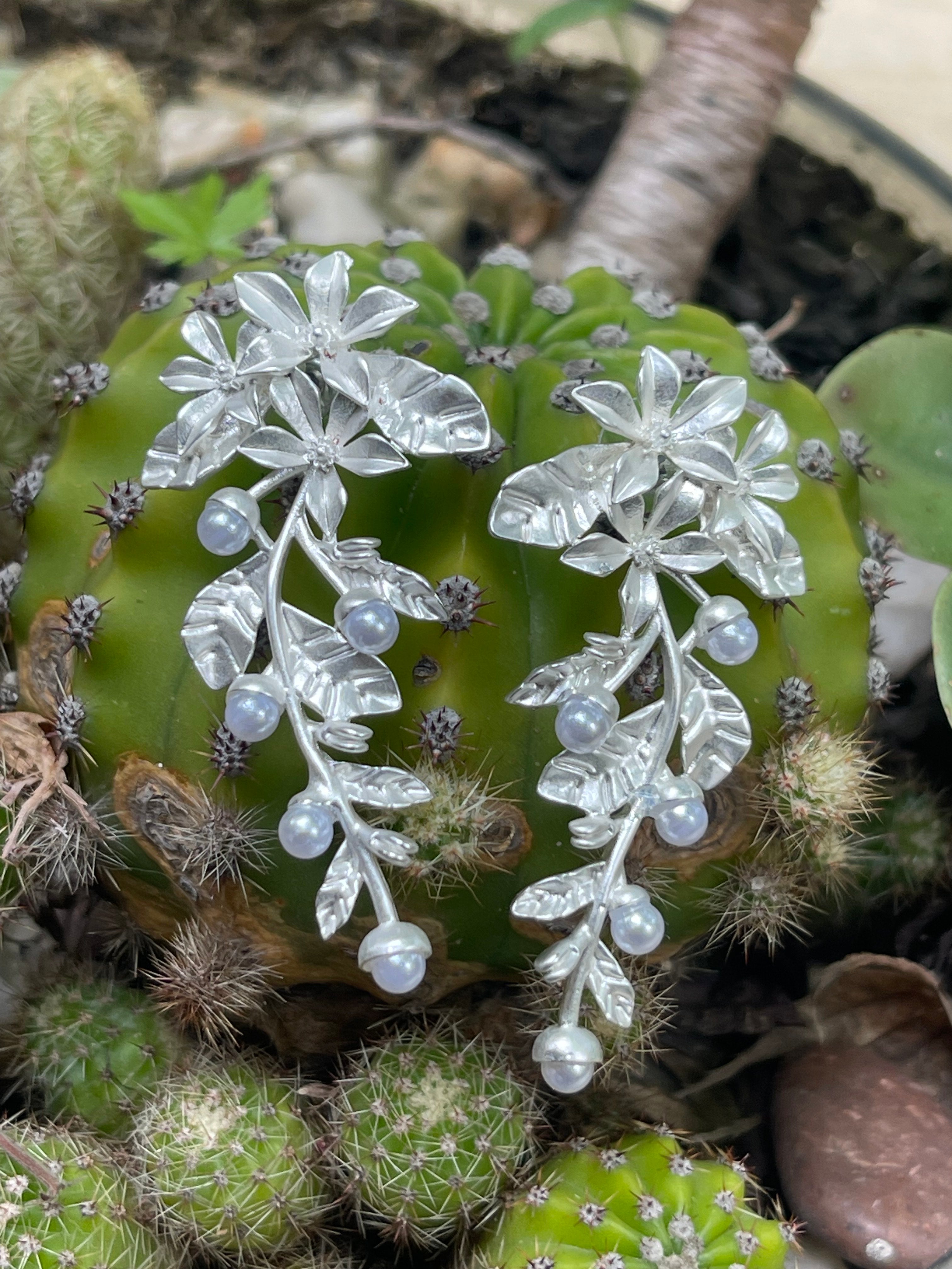 Aros Hippie Chic plateados de fantasia con preciosa forma botanica y perlitas en las puntas.