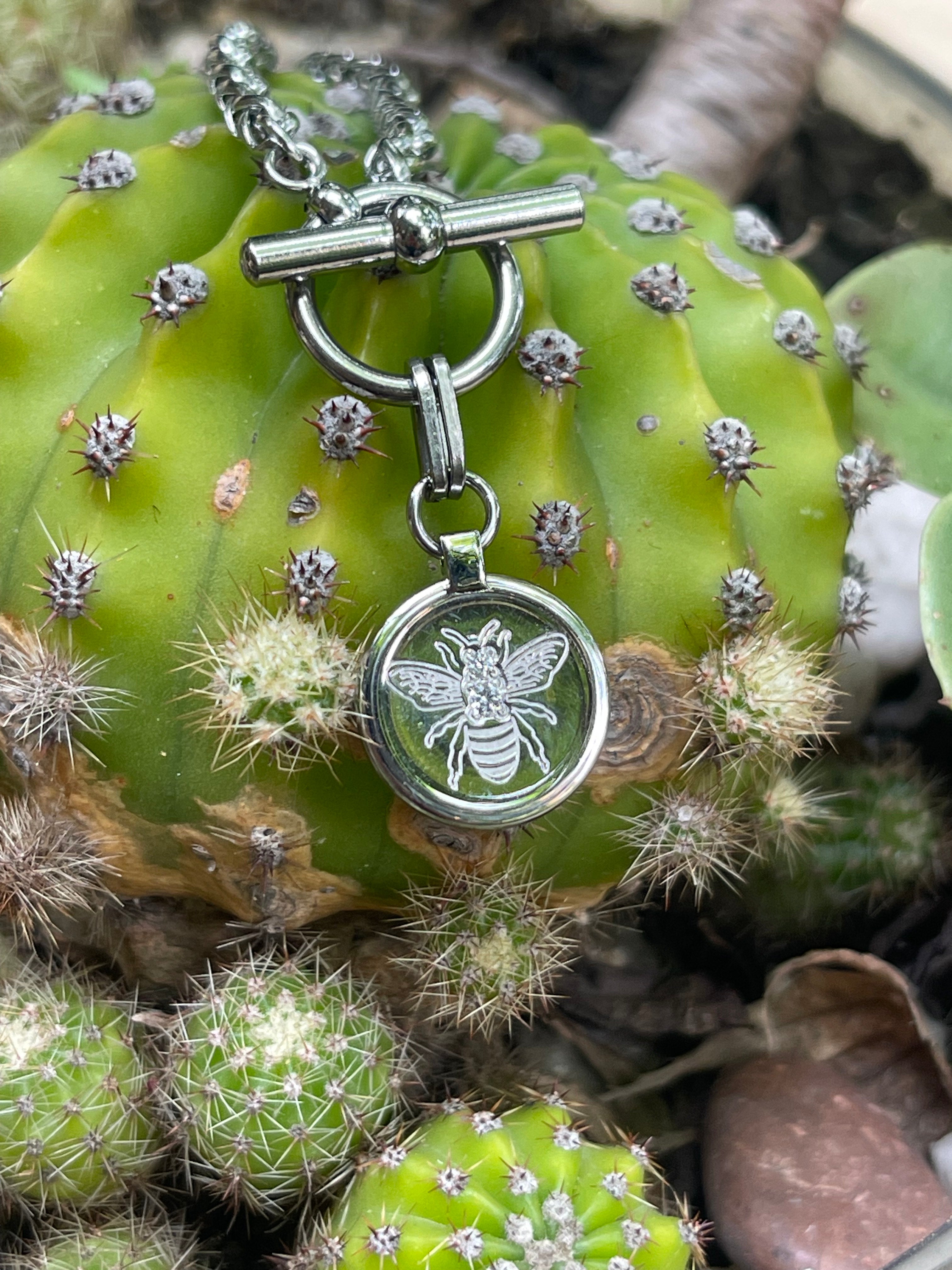 Collar Hippie Chic corto de cadena de acero inoxidable plateado y precioso colgante de abejita con punto de luz.