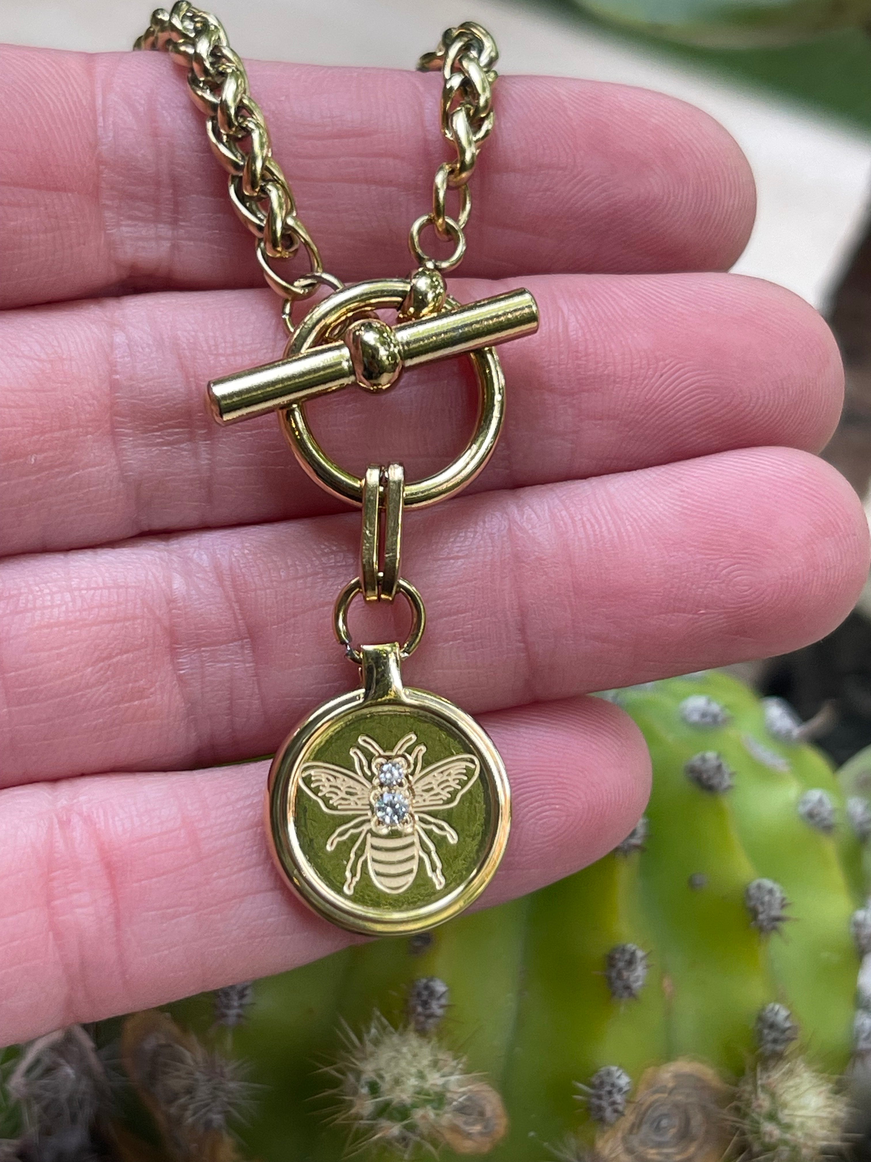 Collar Hippie Chic corto de acero inoxidable dorado con preciosa cadena y colgante de abejita y punto de luz.