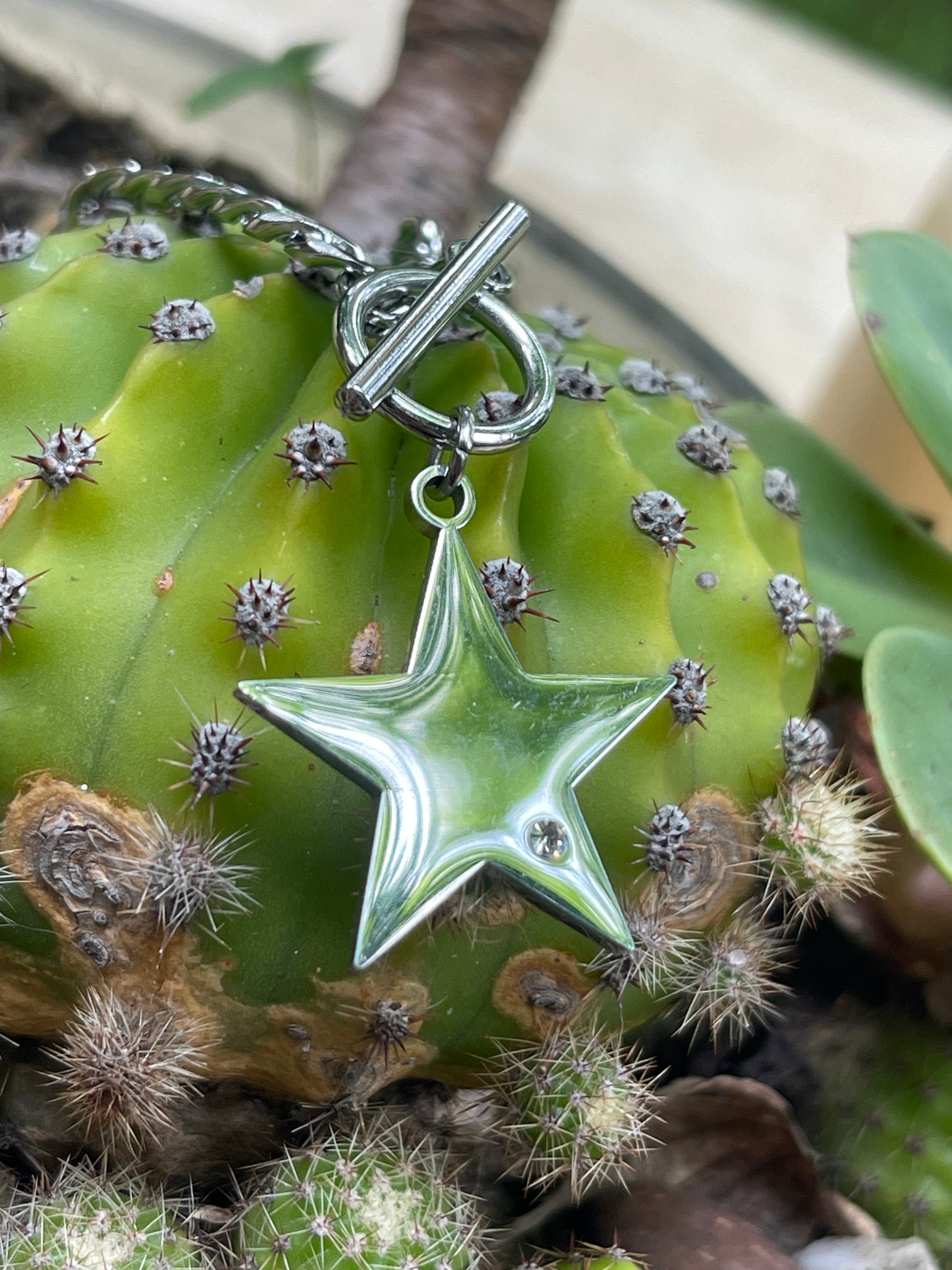 Collar Hippie Chic corto de acero inoxidable plateado con preciosa estrella, punto de luz y cierre OT.