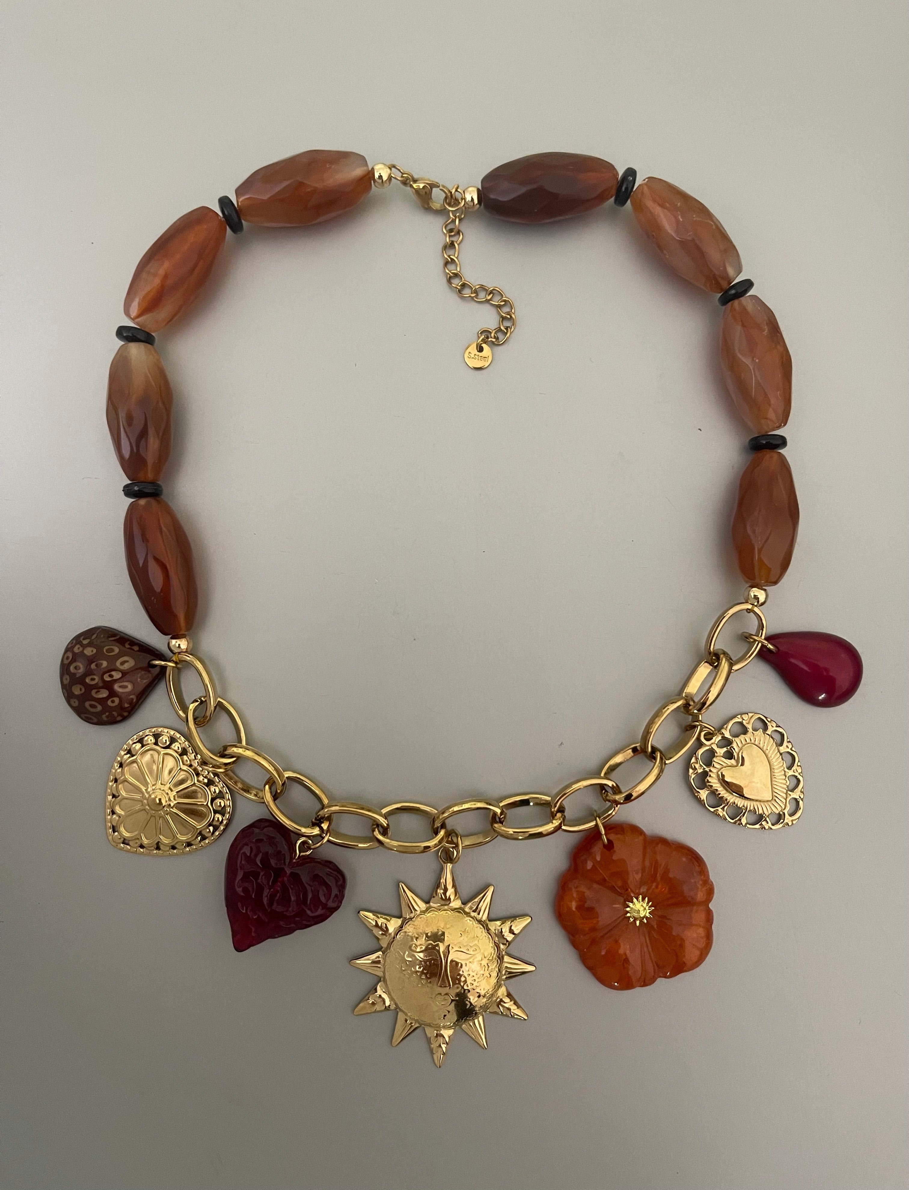 Collar Hippie Chic corto en preciosas tonalidades marron y granate con cadena y colgantes en acero inoxidable dorado.
