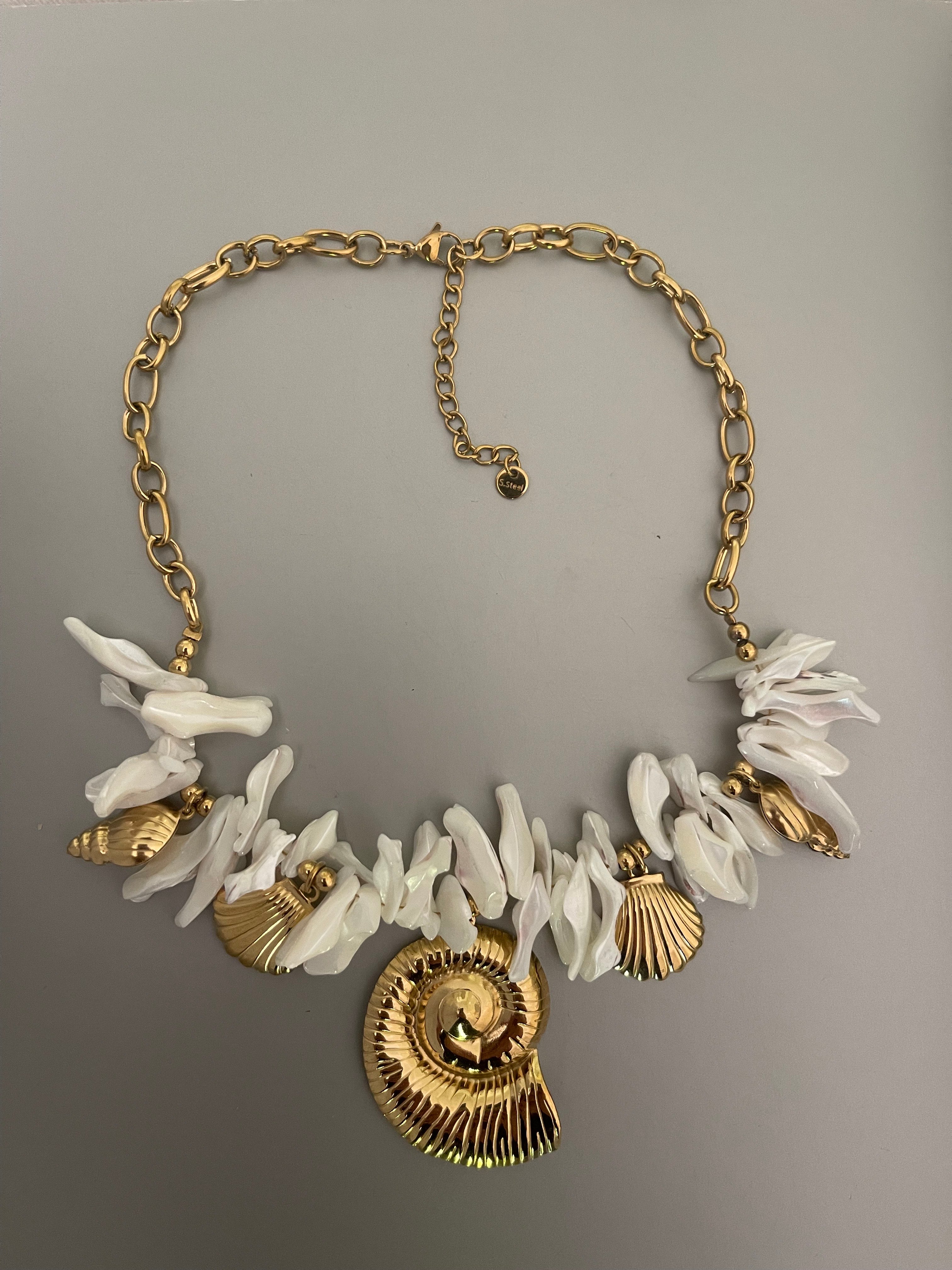 Collar Hippie Chic corto con cadena  y preciosos colgantes maritimos en acero inoxidable dorado y conchas naturales.