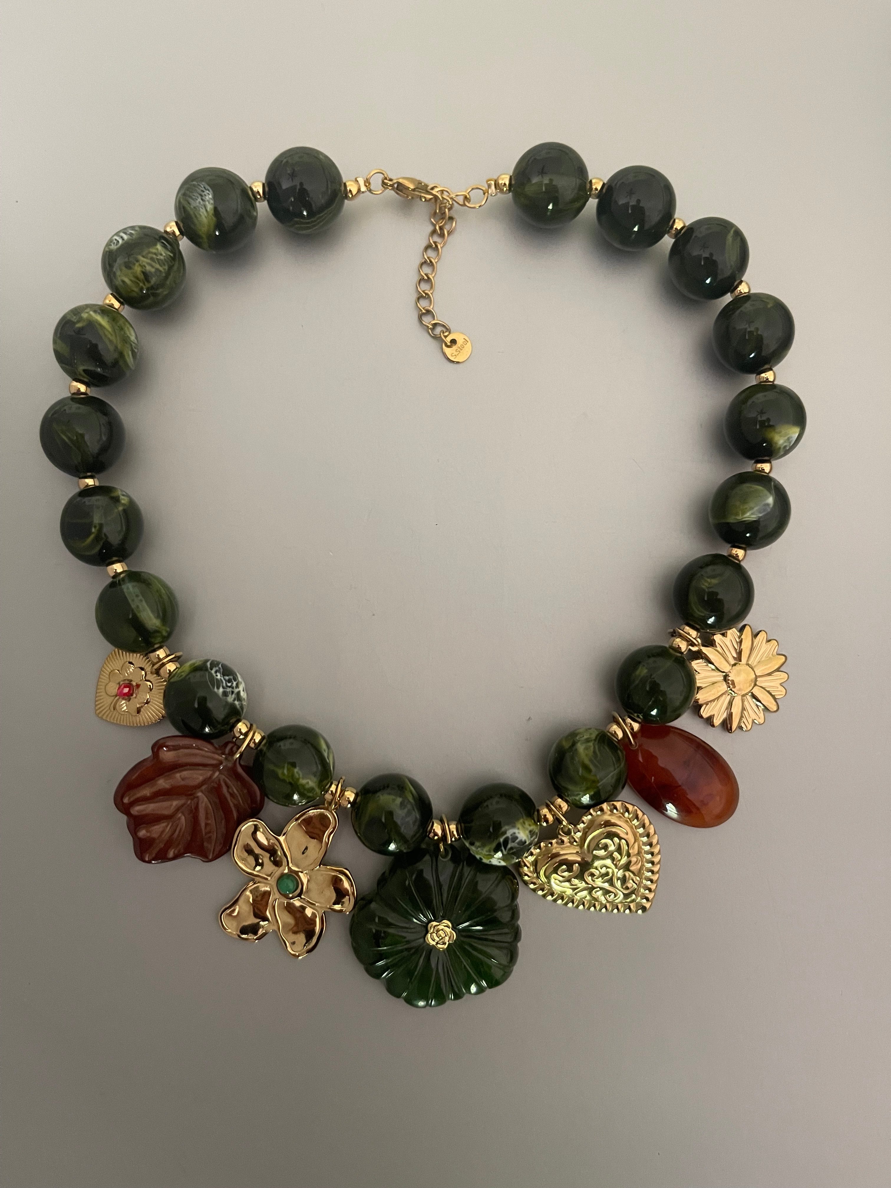 Collar Hippie Chic corto de acrilico en preciosos tonos verdes y marron con cadena y colgantes de acero inoxidable dorado.