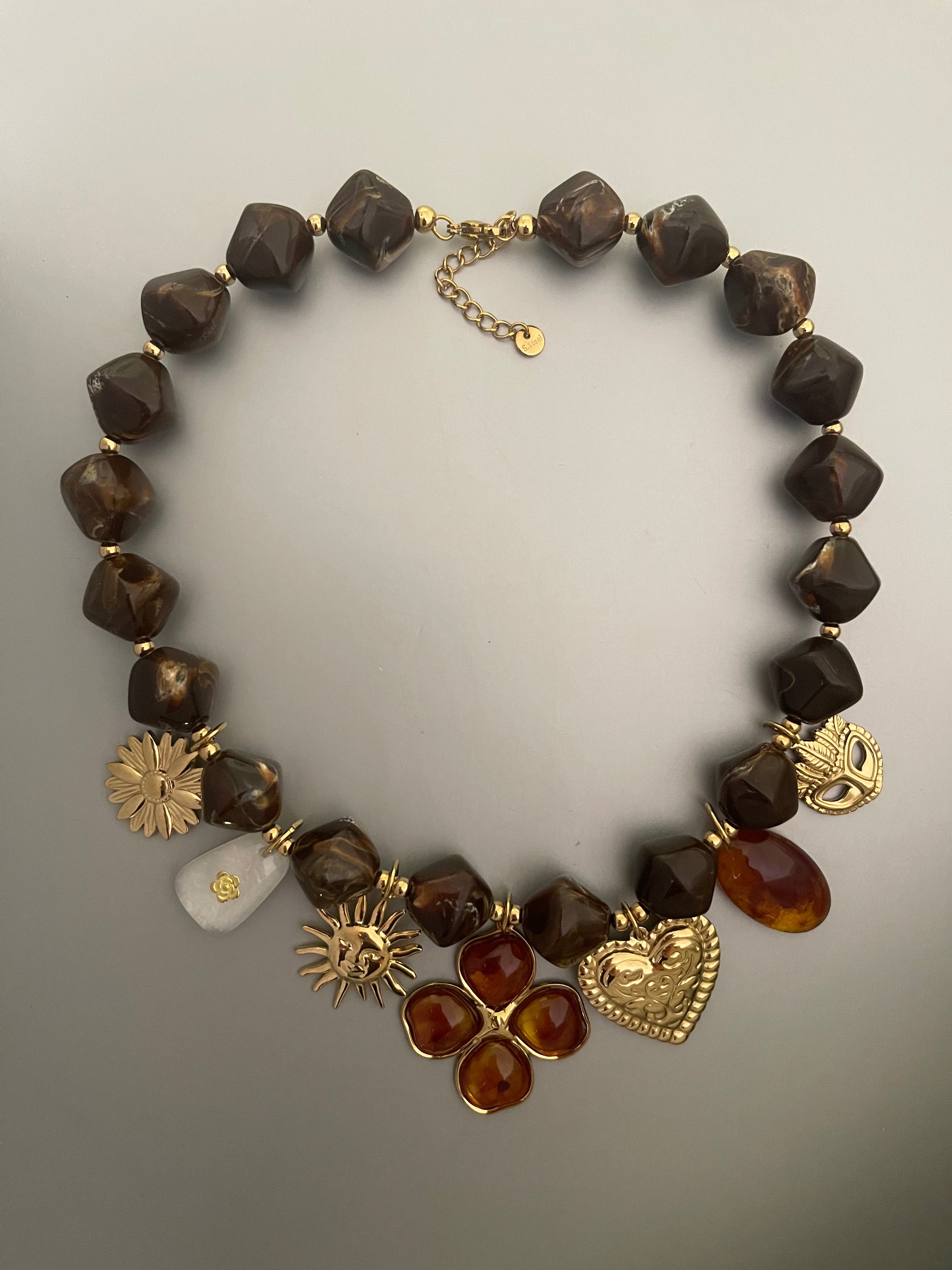 Collar Hippie Chic corto con cadena de acero inoxidable dorado y preciosos tonos marron en acrilico.