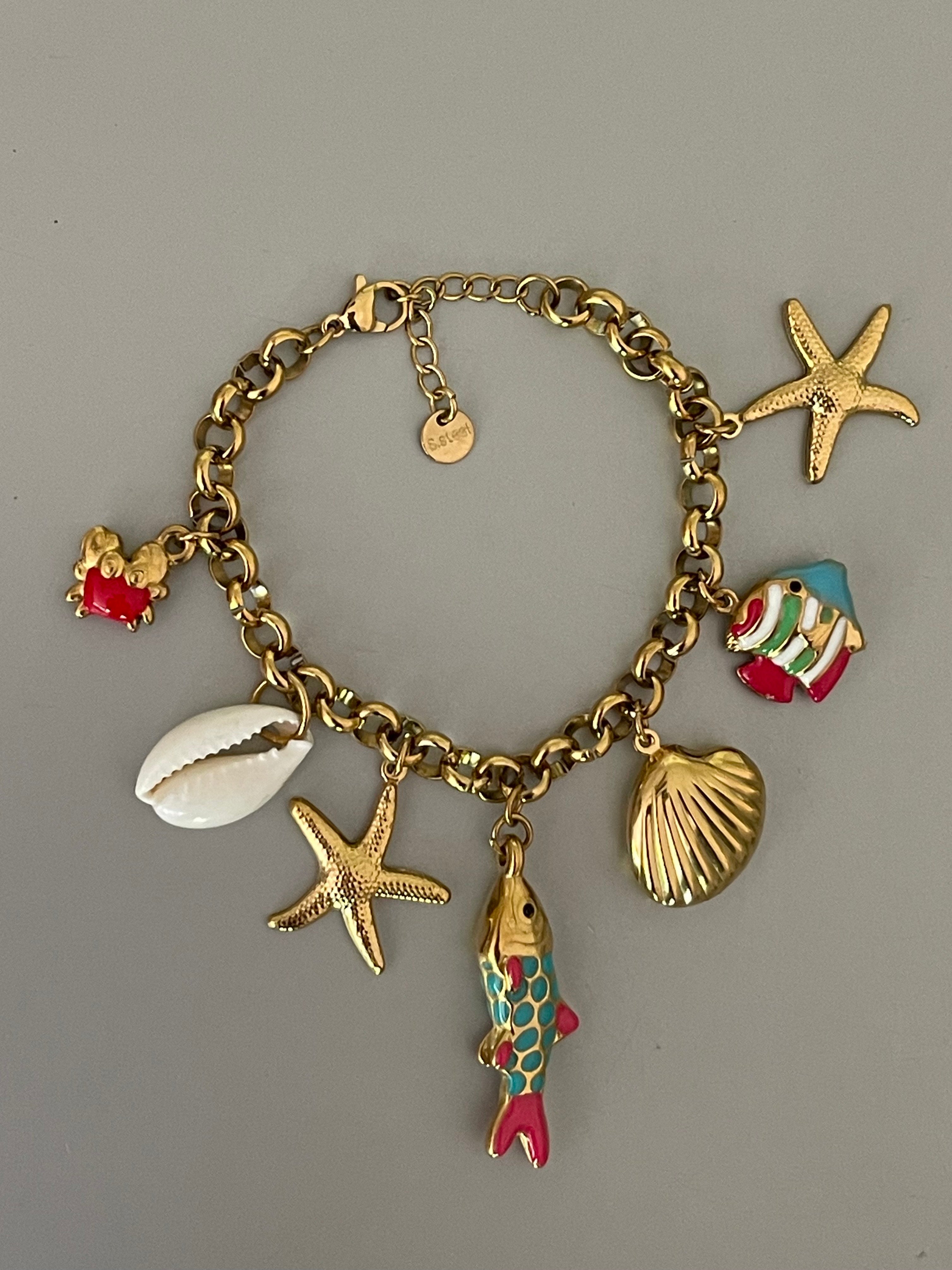 Pulsera Hippie Chic con preciosas detalles marinos y cadena de acero inoxidable dorado.