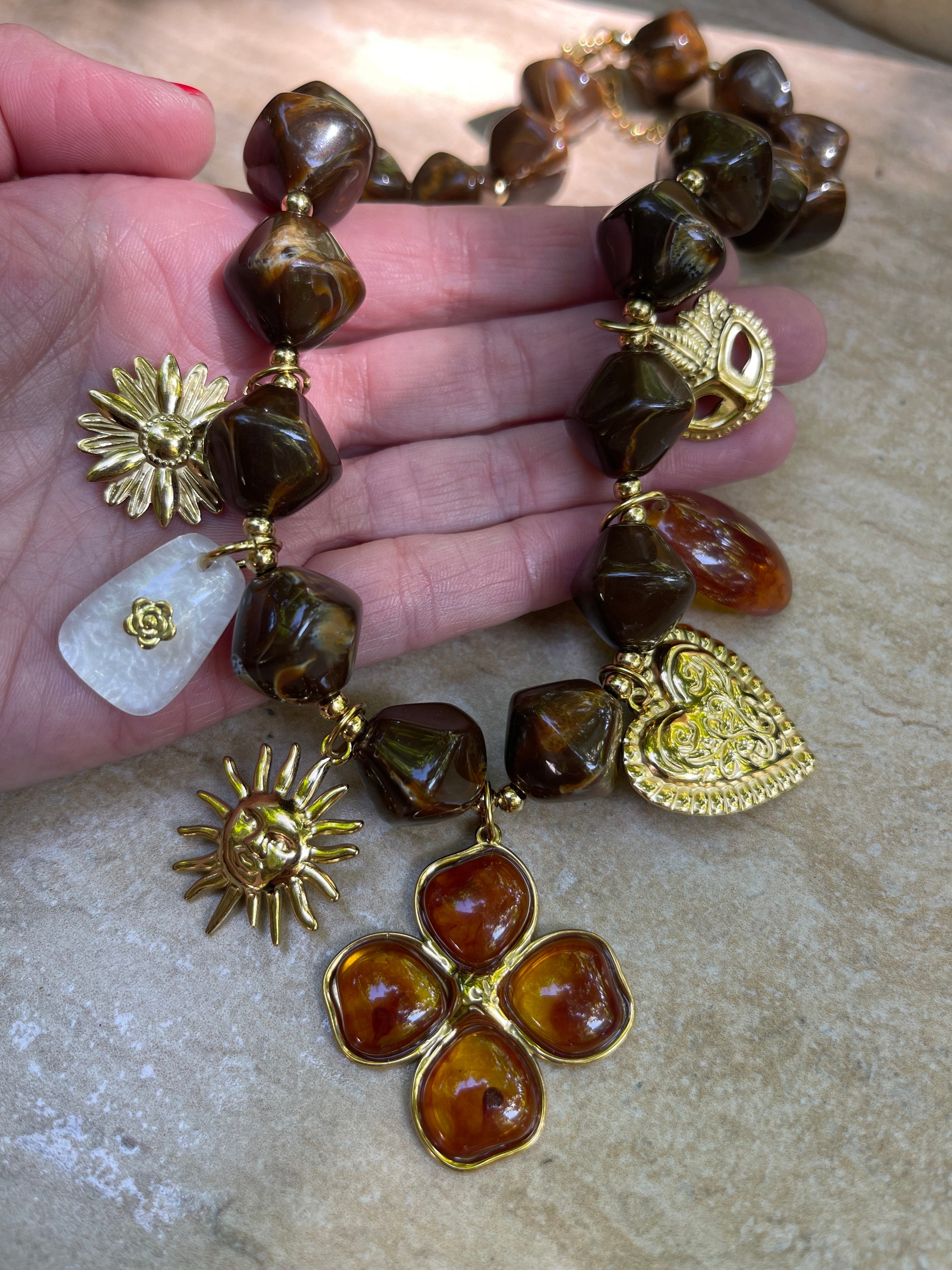 Collar Hippie Chic corto con cadena de acero inoxidable dorado y preciosos tonos marron en acrilico.