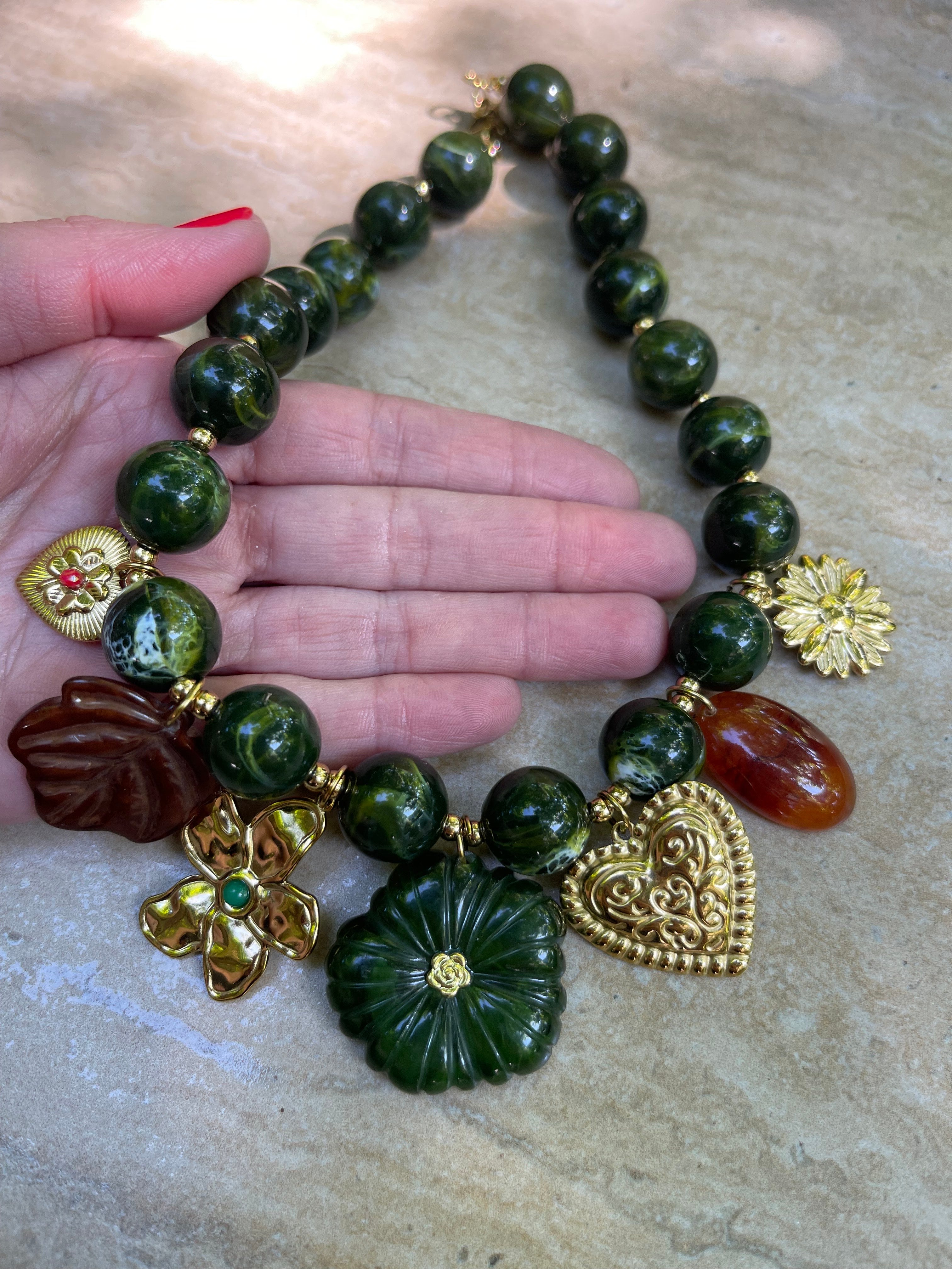 Collar Hippie Chic corto de acrilico en preciosos tonos verdes y marron con cadena y colgantes de acero inoxidable dorado.