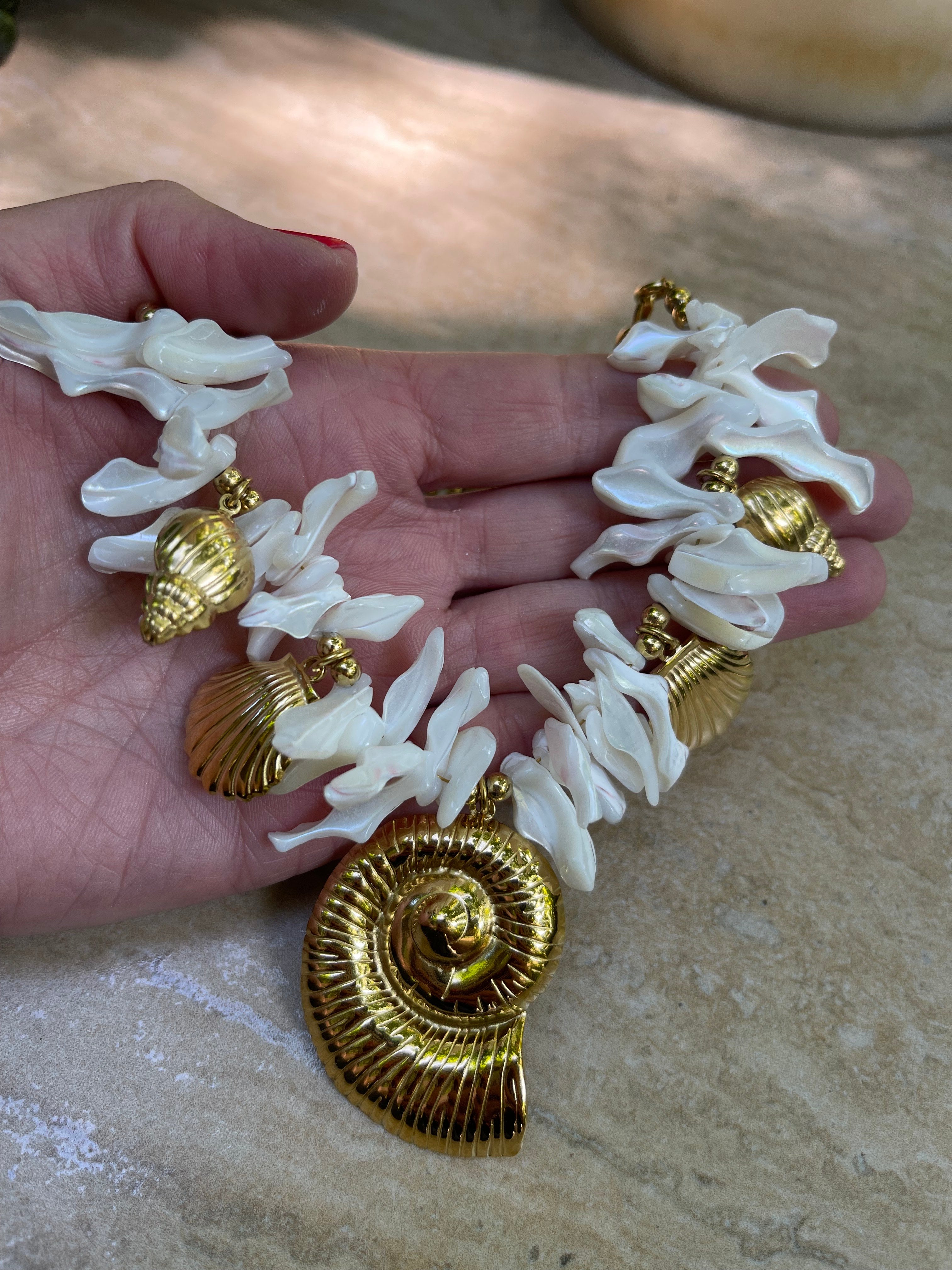 Collar Hippie Chic corto con cadena  y preciosos colgantes maritimos en acero inoxidable dorado y conchas naturales.