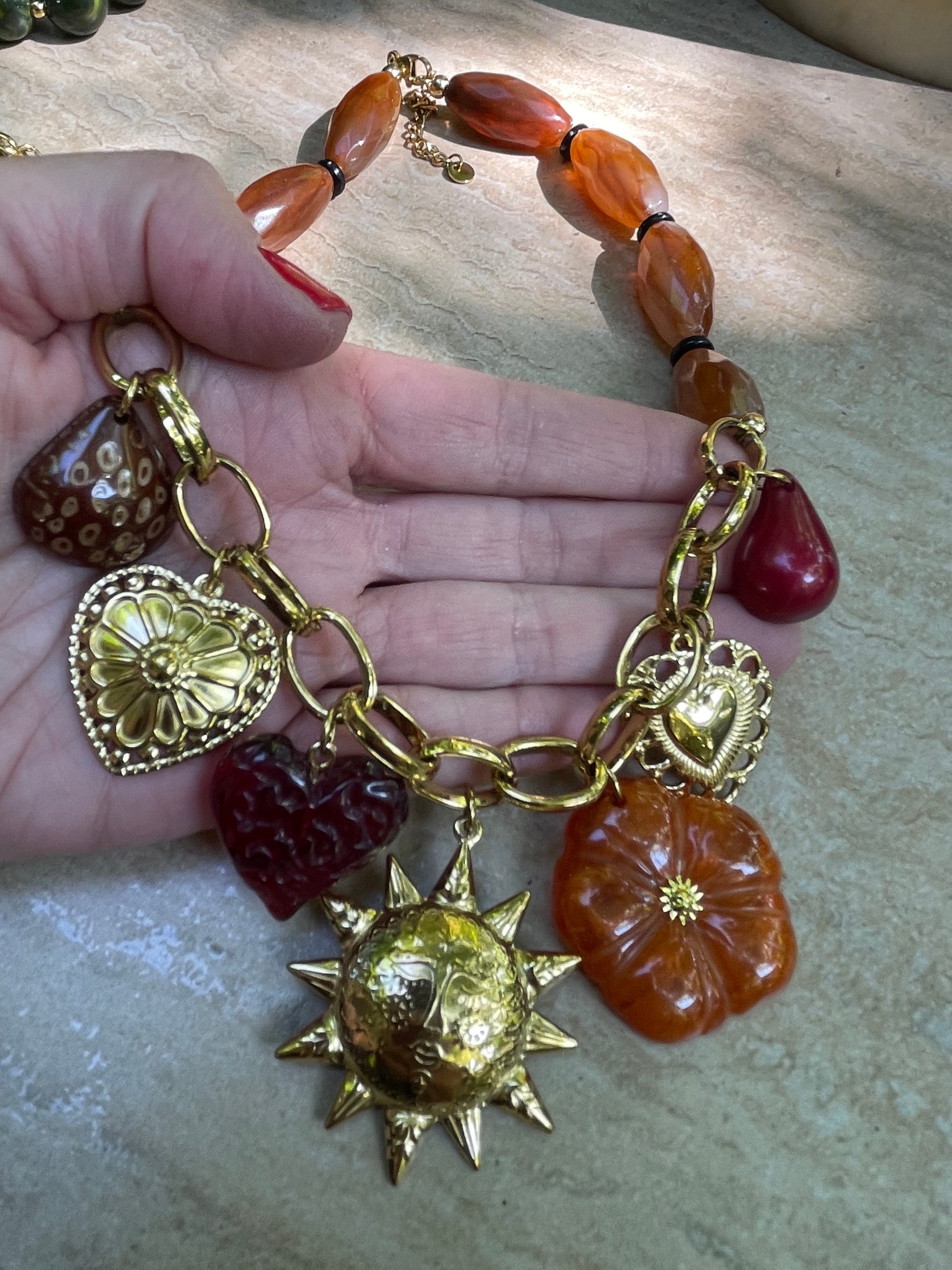 Collar Hippie Chic corto en preciosas tonalidades marron y granate con cadena y colgantes en acero inoxidable dorado.