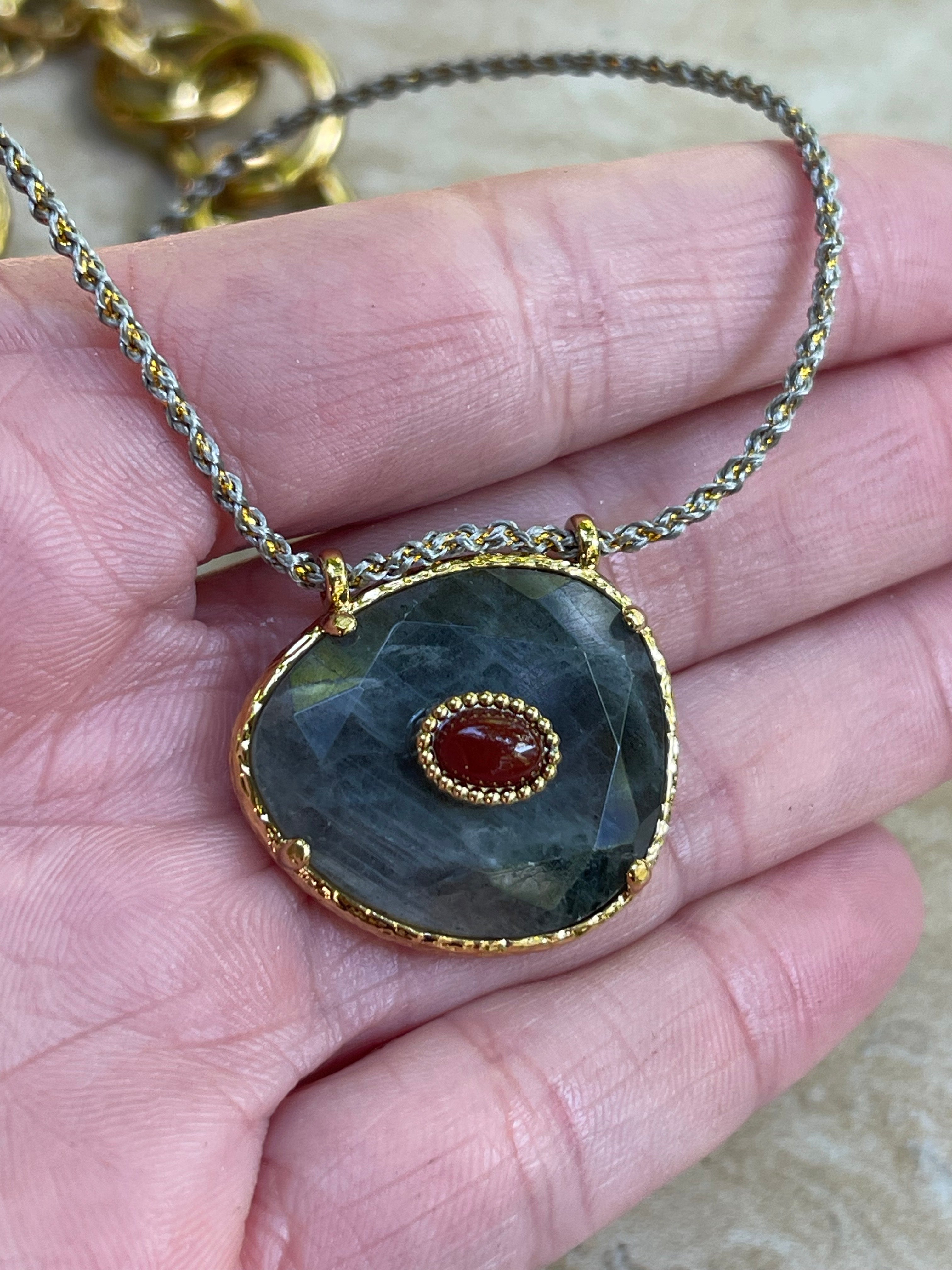 Collar Hippie Chic corto con colgante de piedra Agata natural en tonos grises con detalle en el centro color granate y fina cadena en algodon gris con detalles dorados. Broche y cadena de alargue en acero inoxidable dorado.