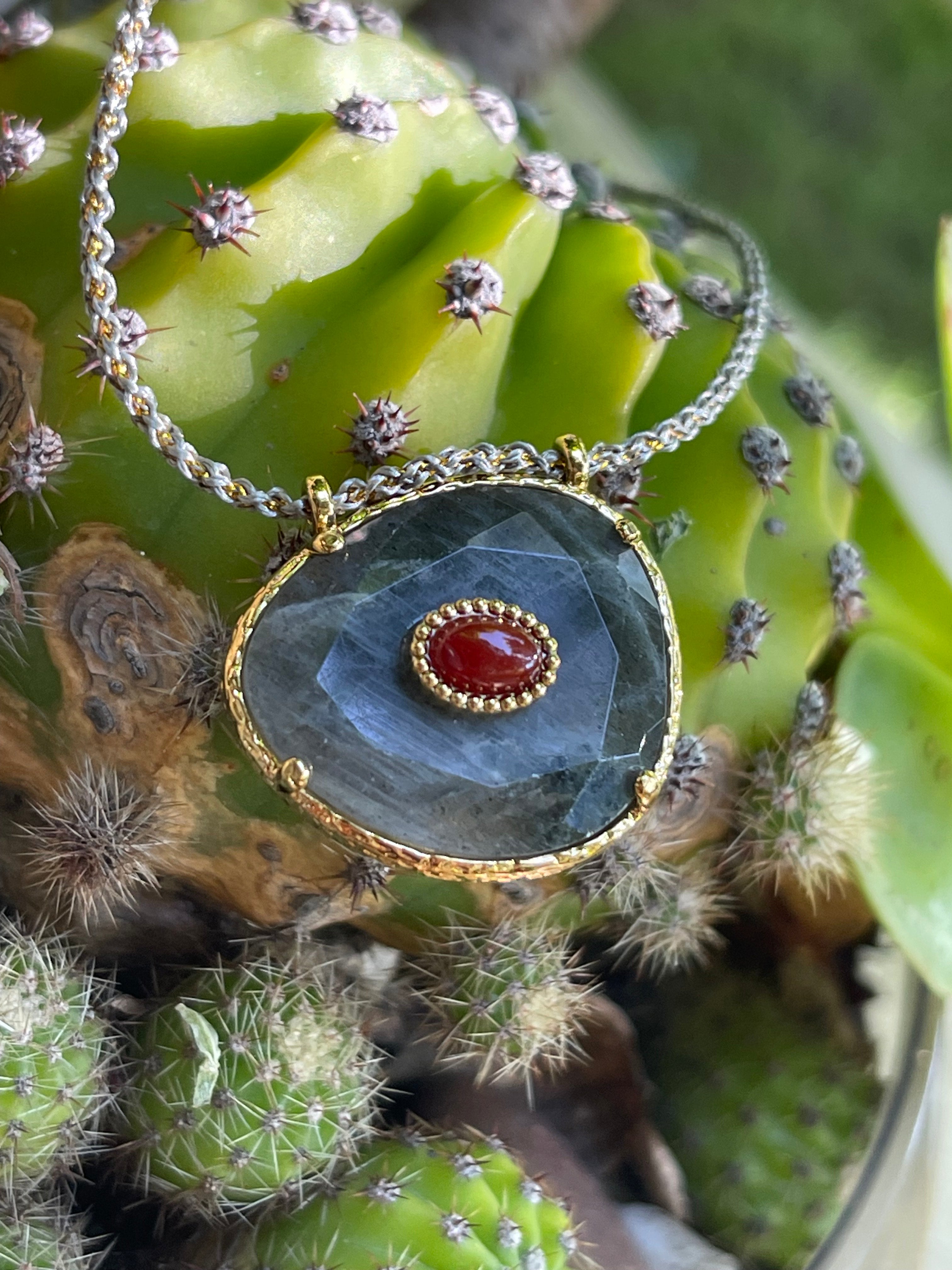 Collar Hippie Chic corto con colgante de piedra Agata natural en tonos grises con detalle en el centro color granate y fina cadena en algodon gris con detalles dorados. Broche y cadena de alargue en acero inoxidable dorado.