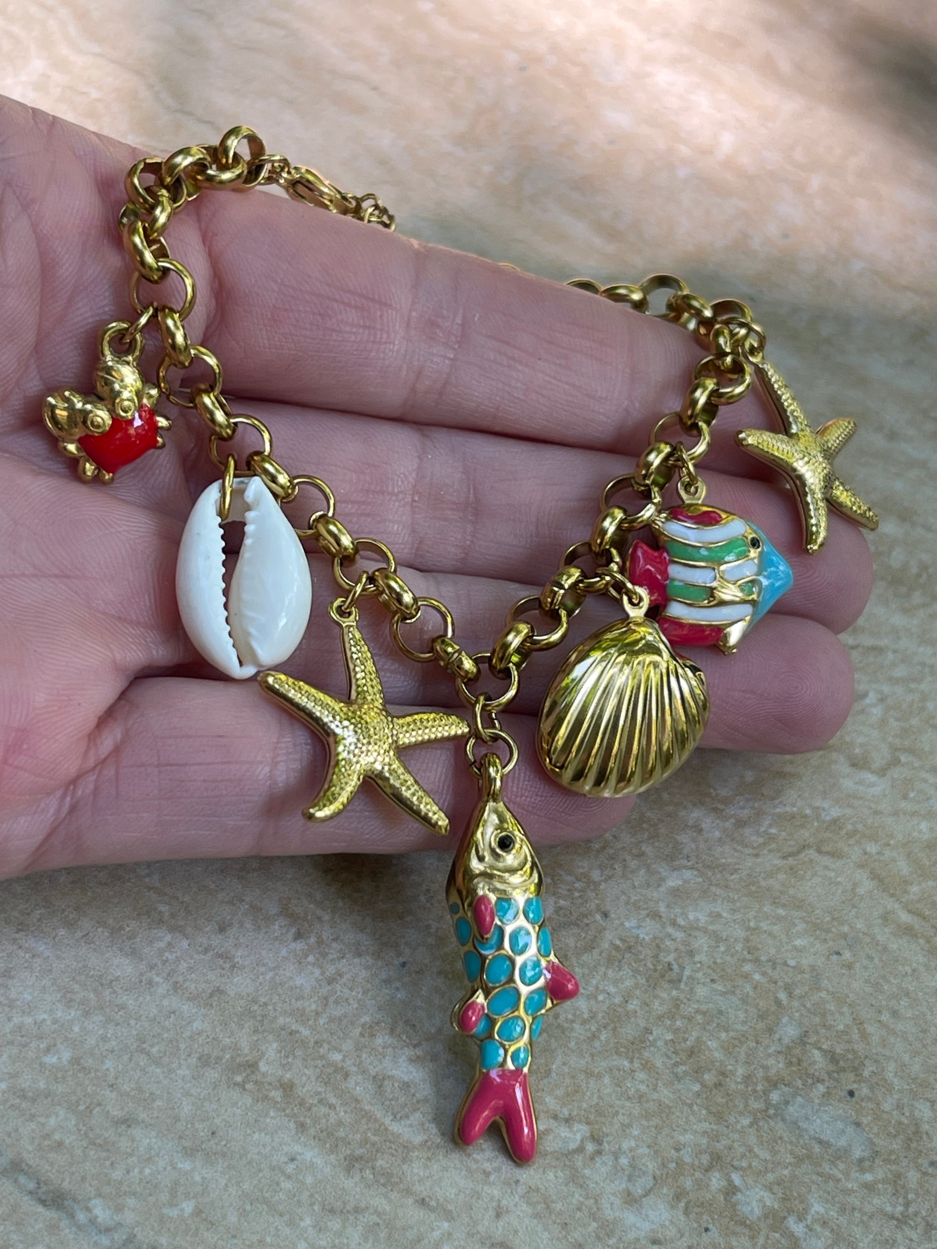 Pulsera Hippie Chic con preciosas detalles marinos y cadena de acero inoxidable dorado.