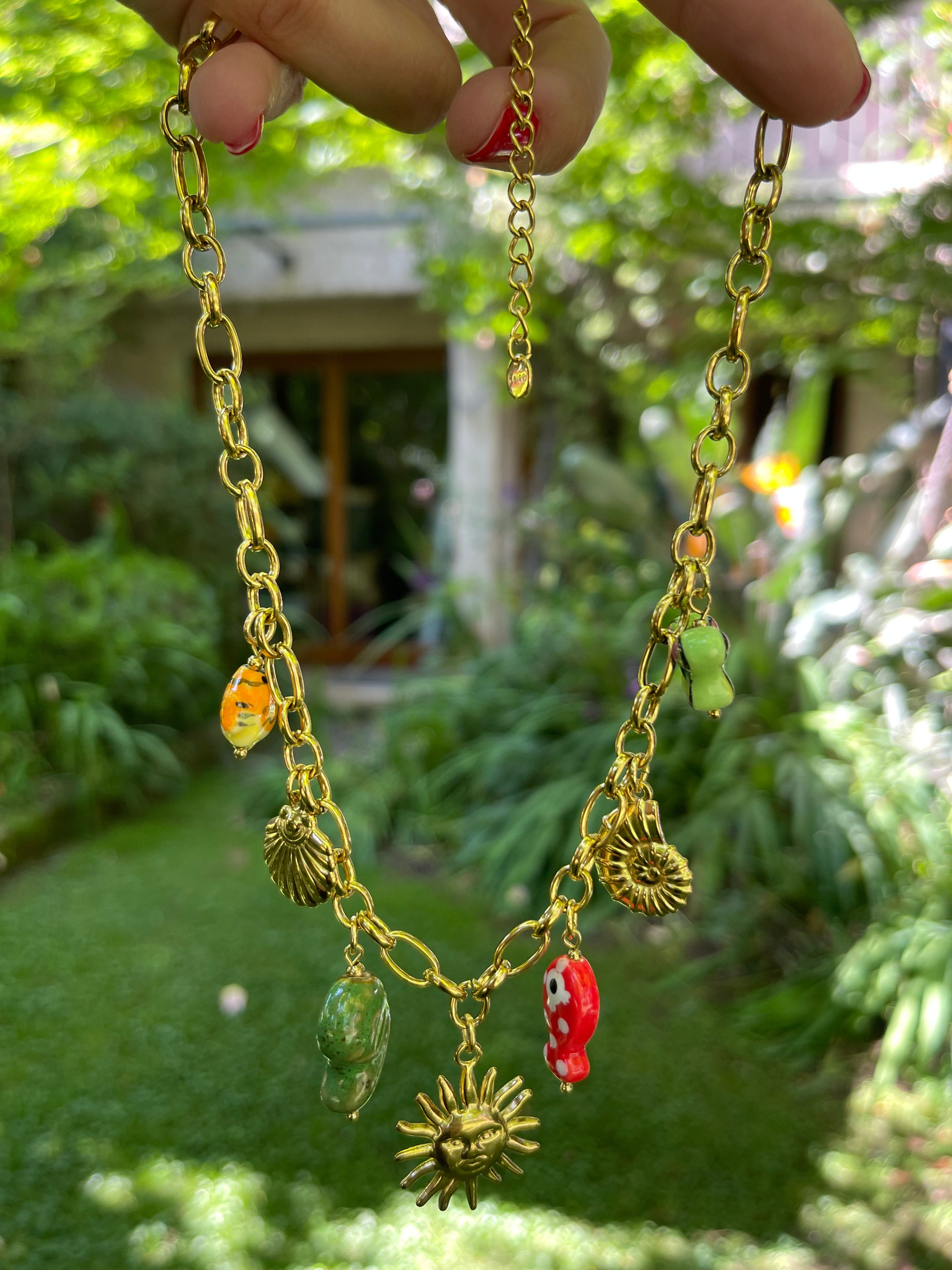 Collar Hippie Chic corto con cadena de acero inoxdable dorado y preciosos colgantes en acero y acrilico.