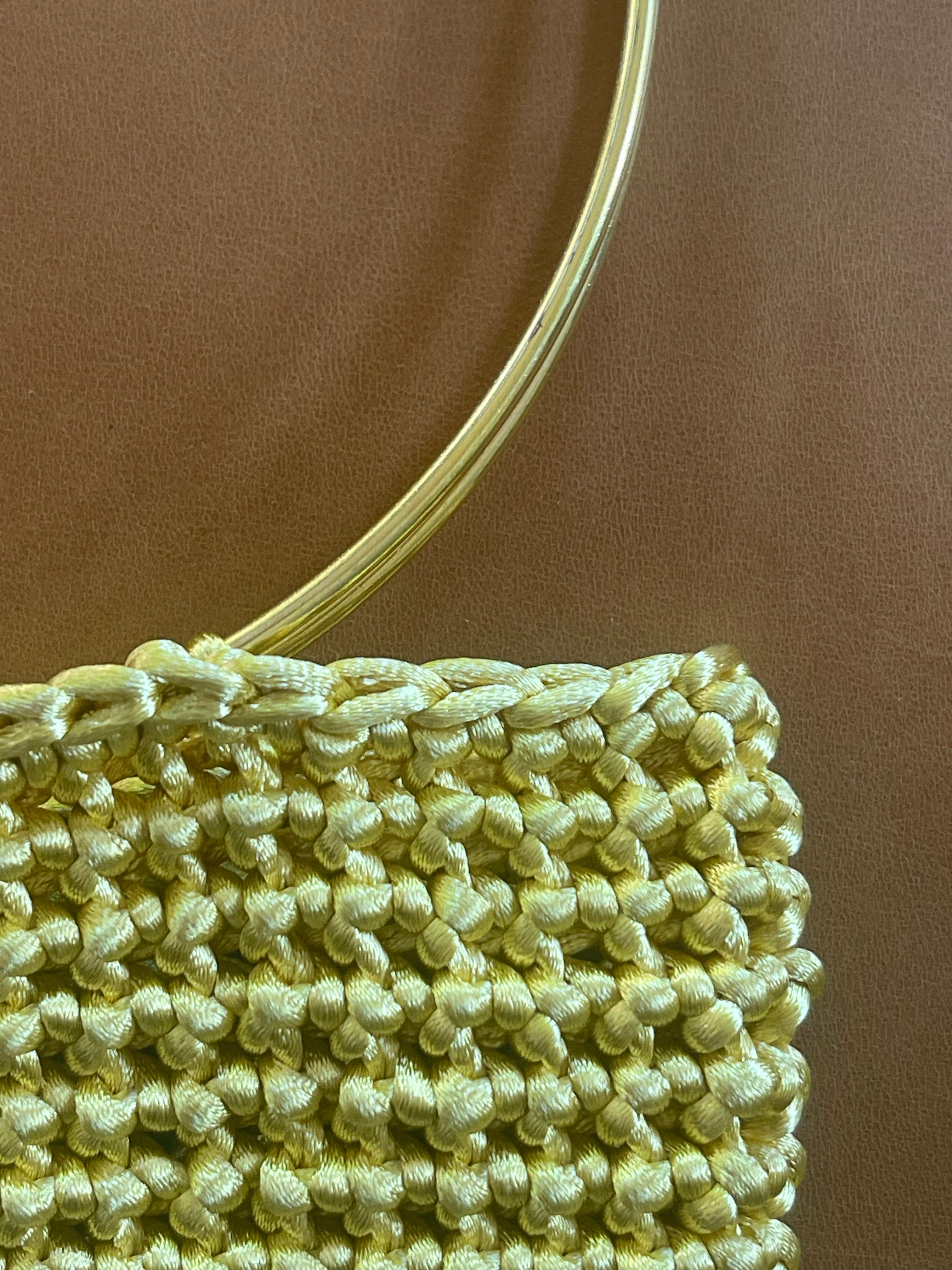 Cartera Hippie Chic en precioso color dorado, tejida a crochet con mango dorado.