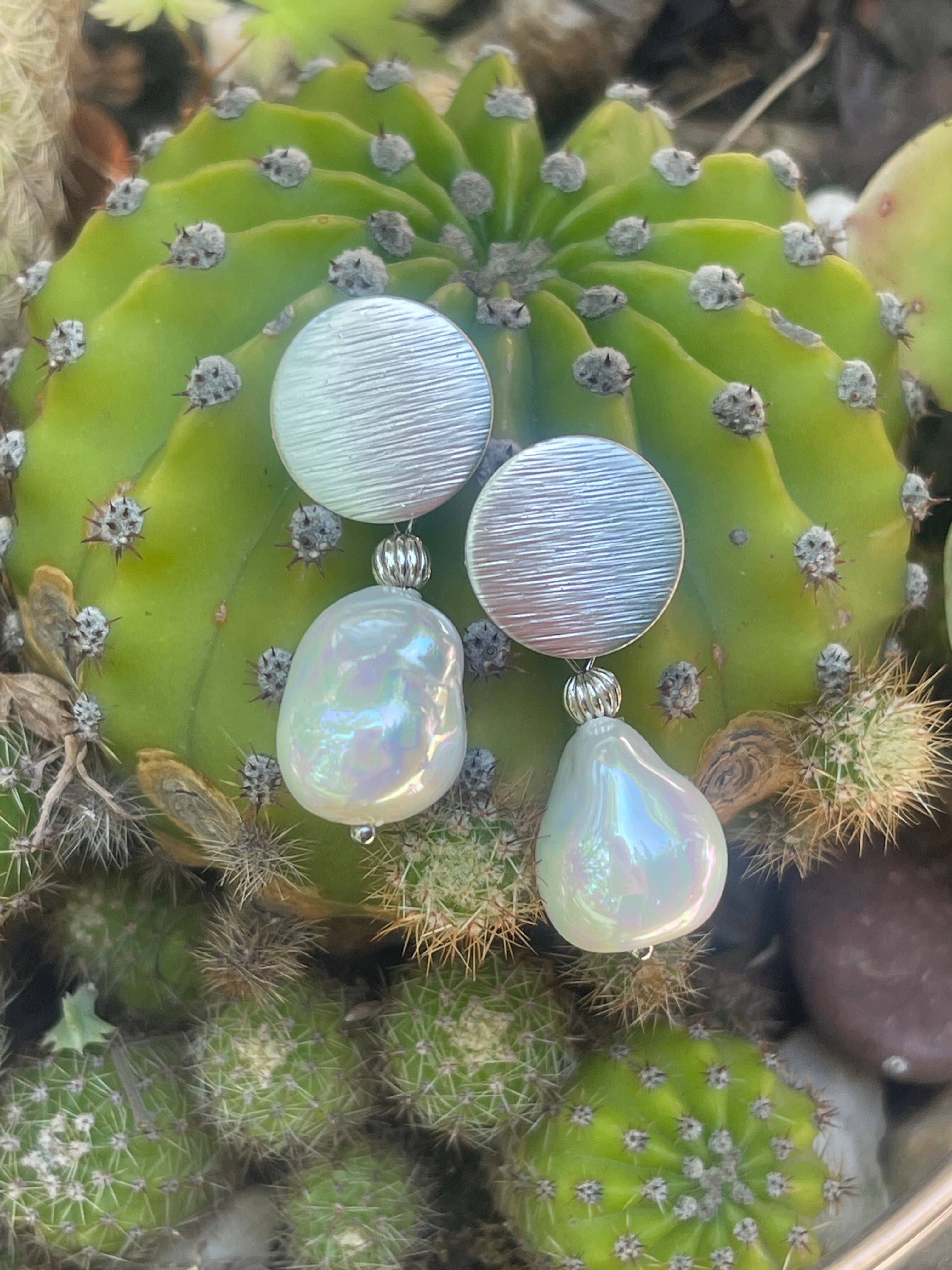 Aros Hippie Chic Bañados en plata con elegante perla barroca blanca de fantasia fina con un elegante esmaltado. Largo 4 cm.