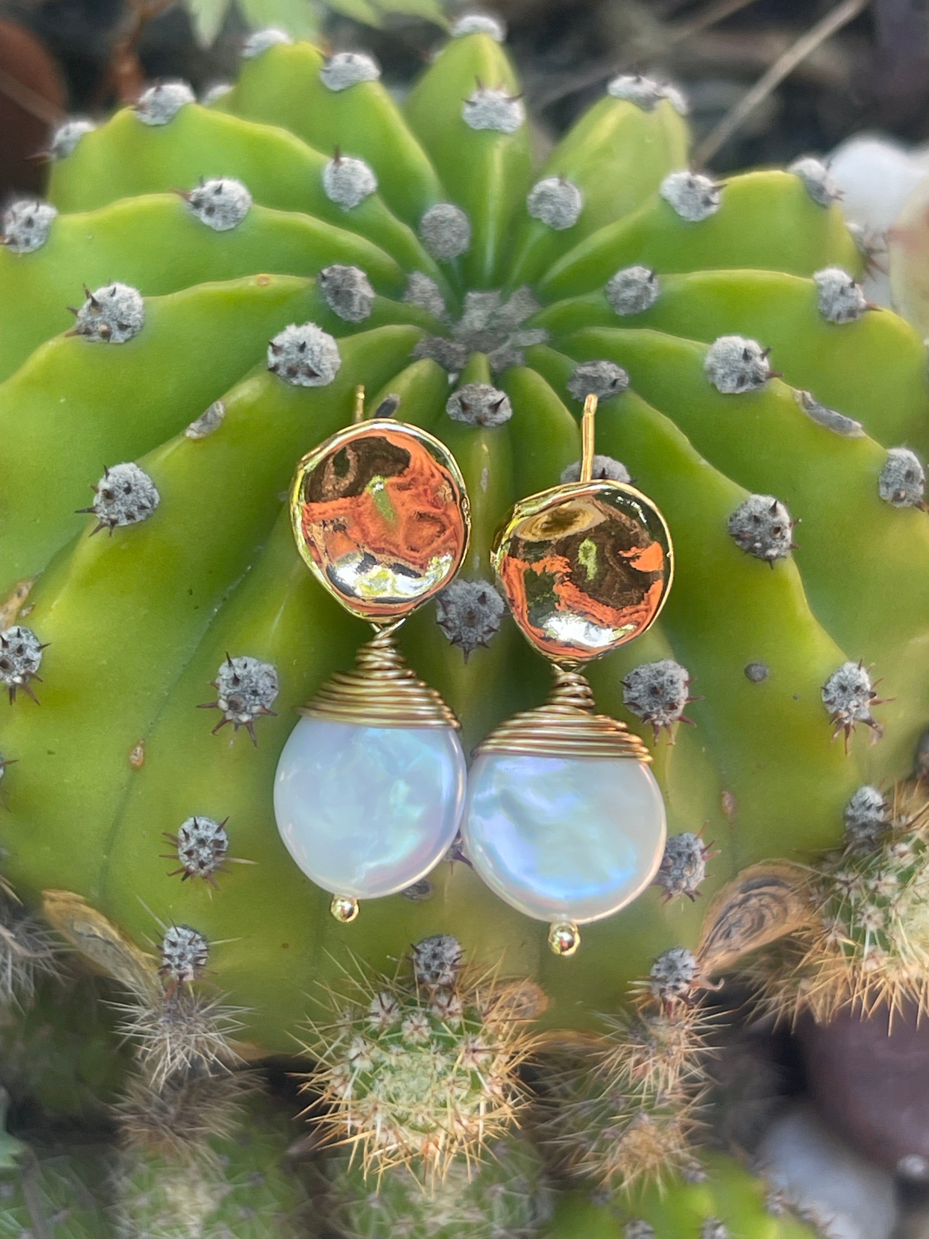 Aros Hippie Chic Bañados en oro con preciosa perla natural blanca embarrilada. Largo 3 cm.